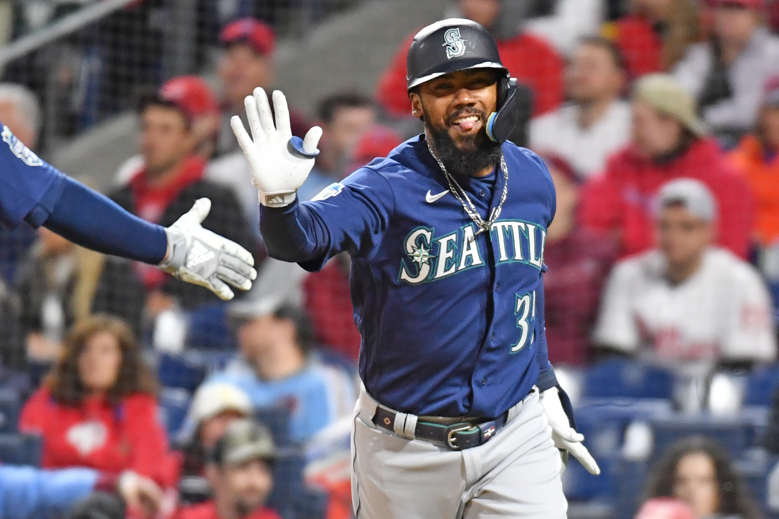 Teoscar Hernandez helps Mariners knock off Phillies | Reuters