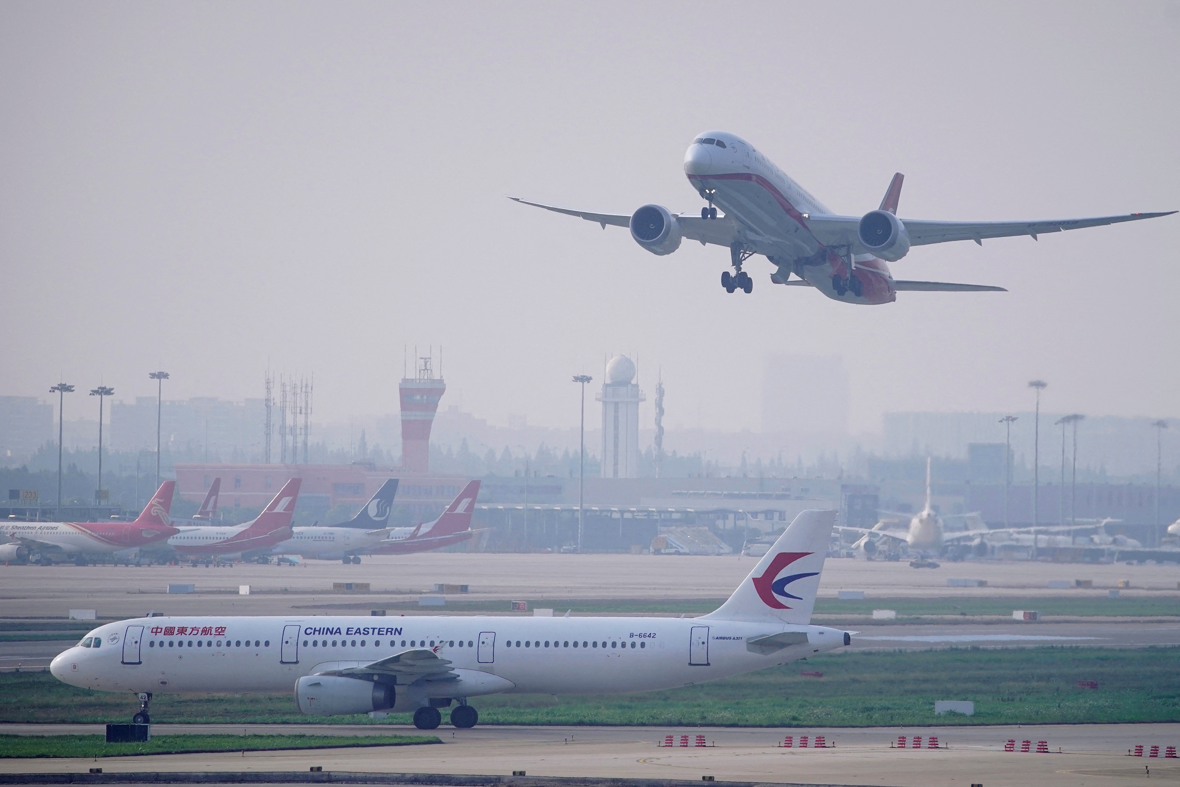 В какие города китая летают самолеты. Самолет China Eastern Airlines. Рейс 5735 China Eastern Airlines. Боинг 737 Южно восточных авиалиний. China Eastern Boeing 737-800.