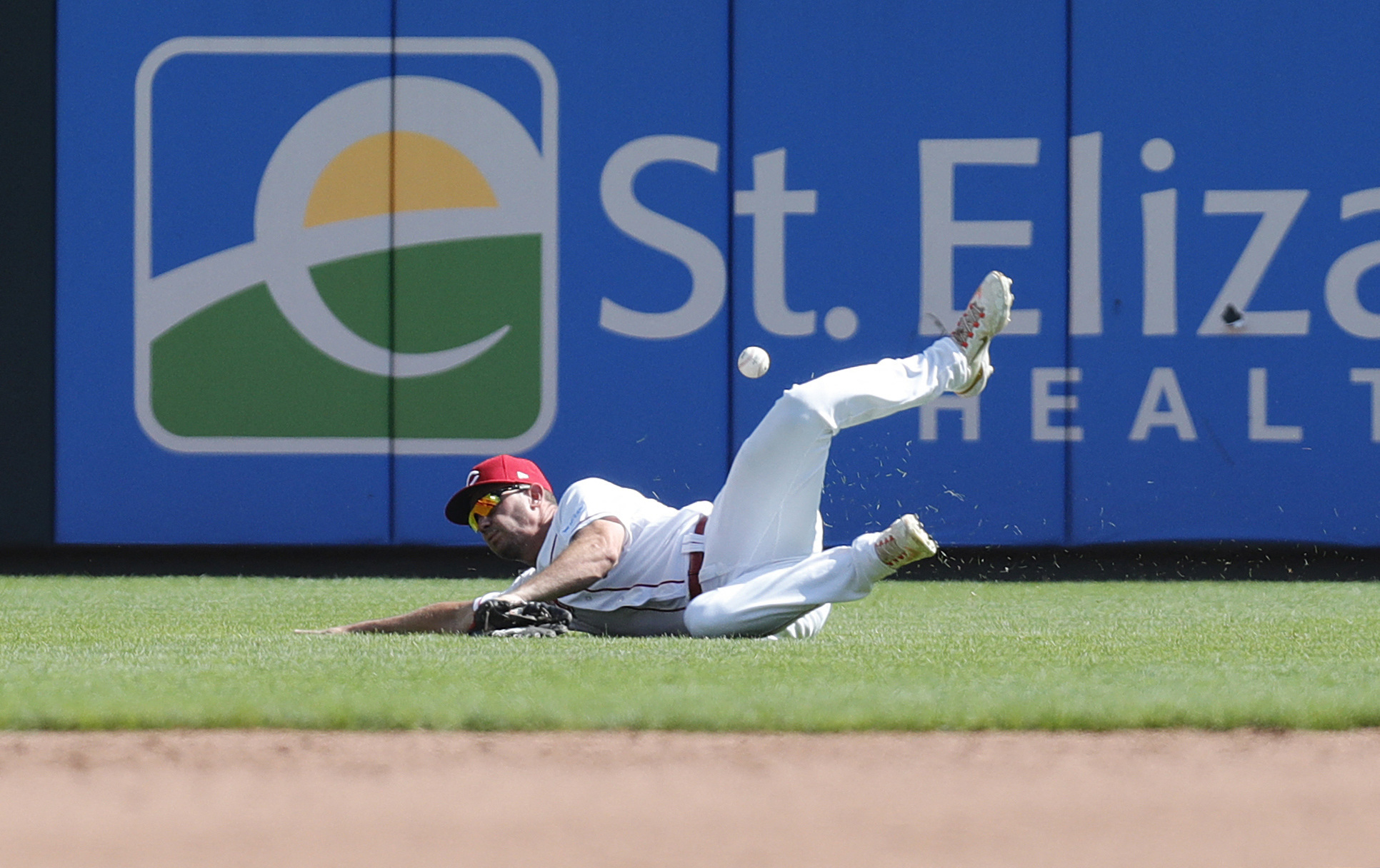 Blue Jays belt five homers to blast Reds