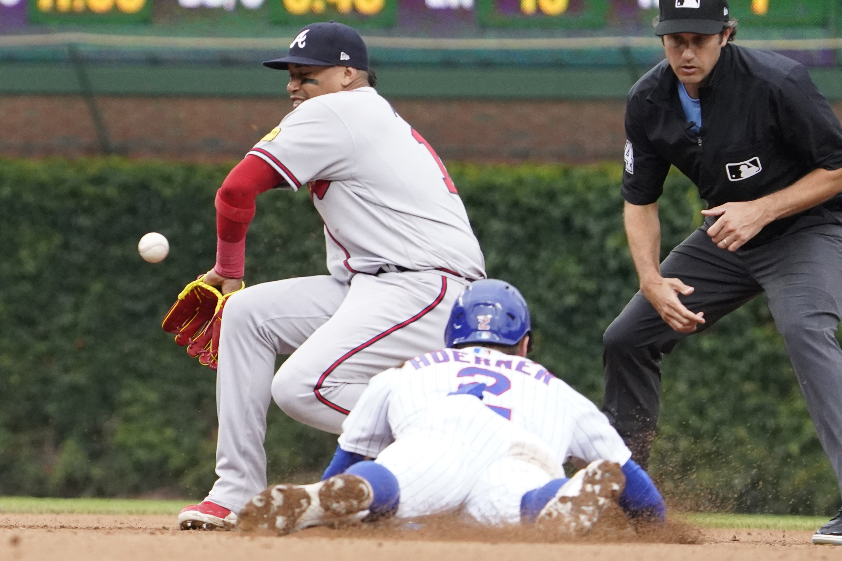 Cubs stay hot, rally past Braves 6-4