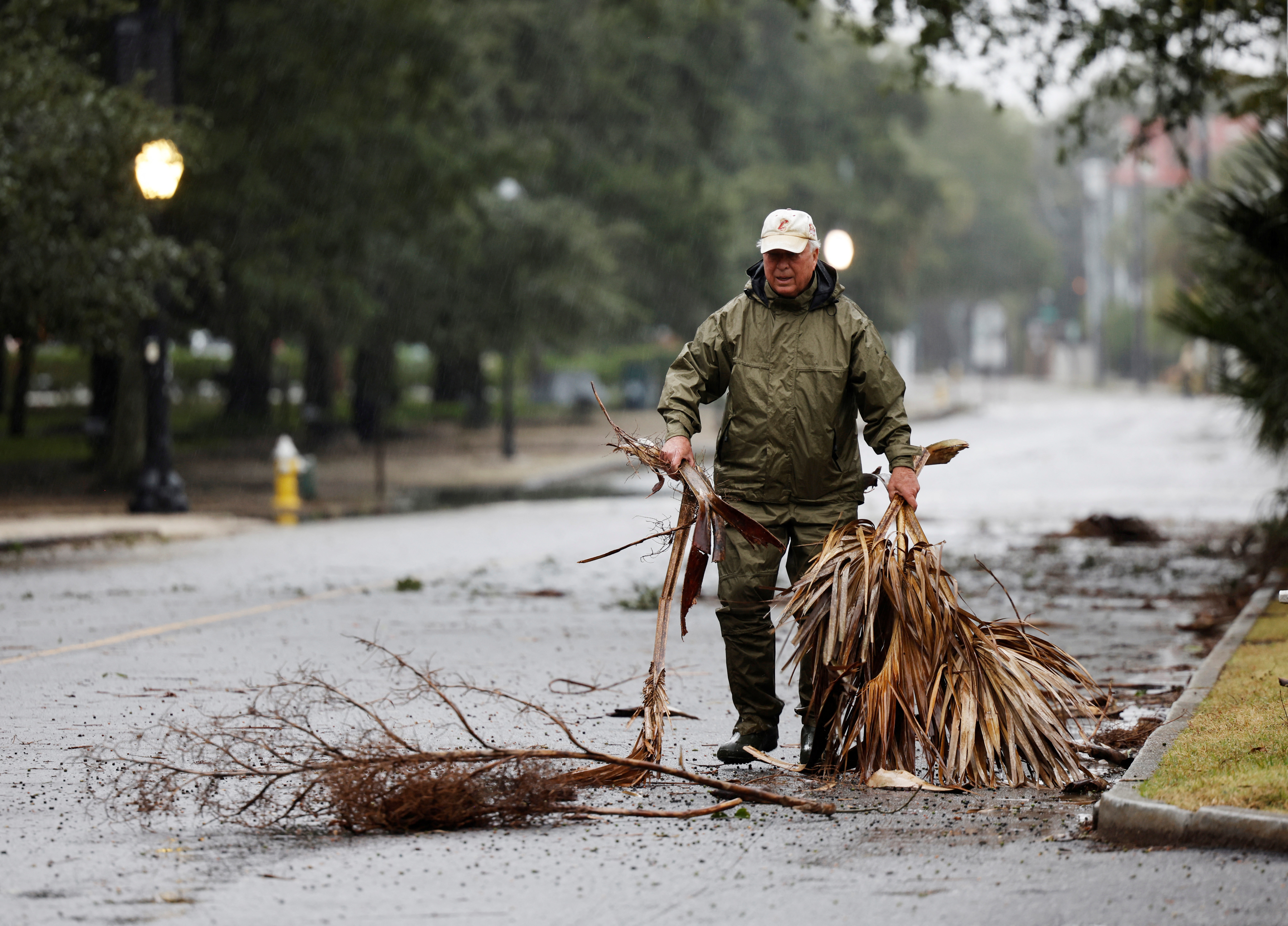 Residents clear debris from road as Ian bears down on Charleston