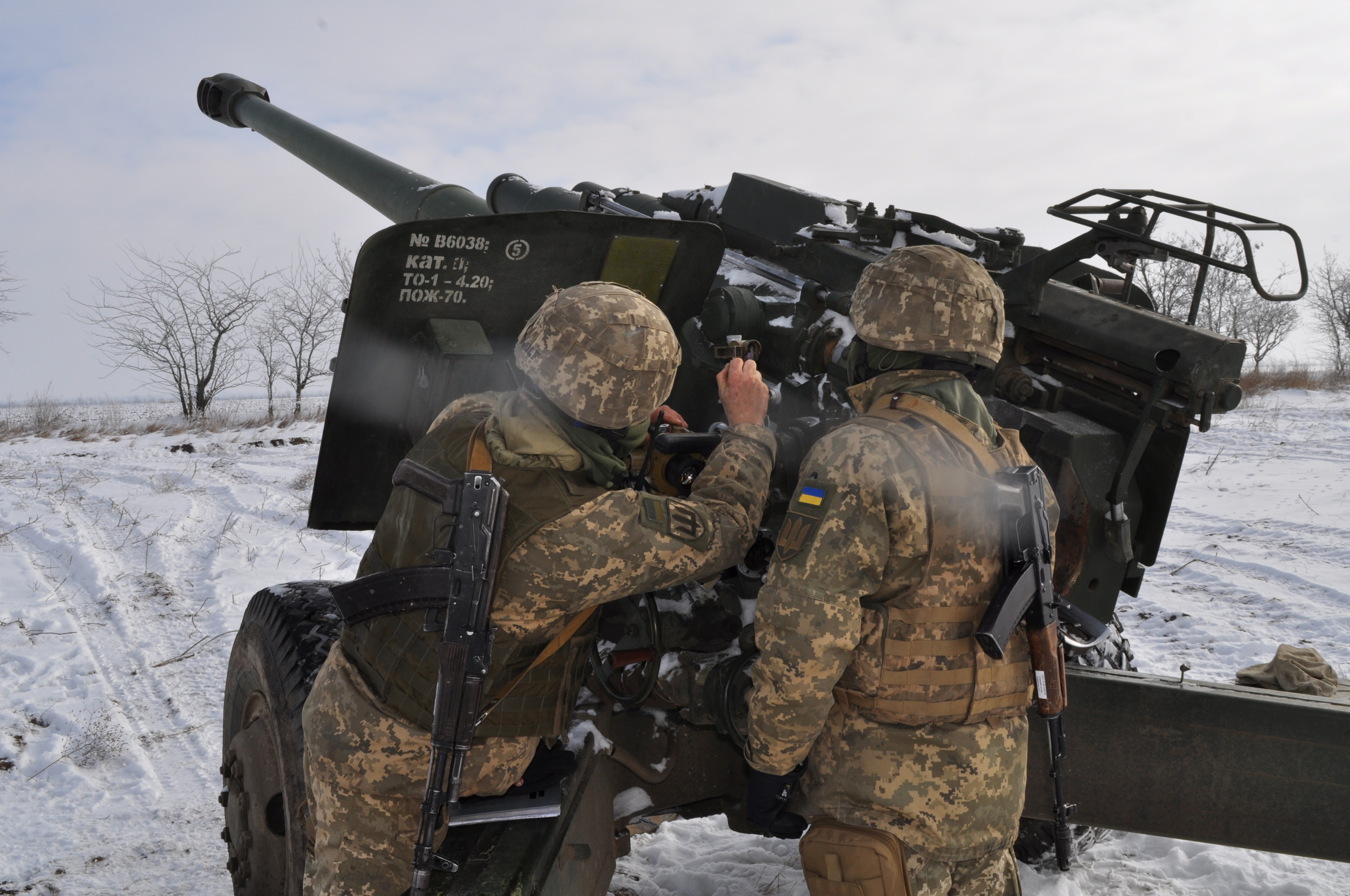 Ukrainian service members hold drills in the Kherson region
