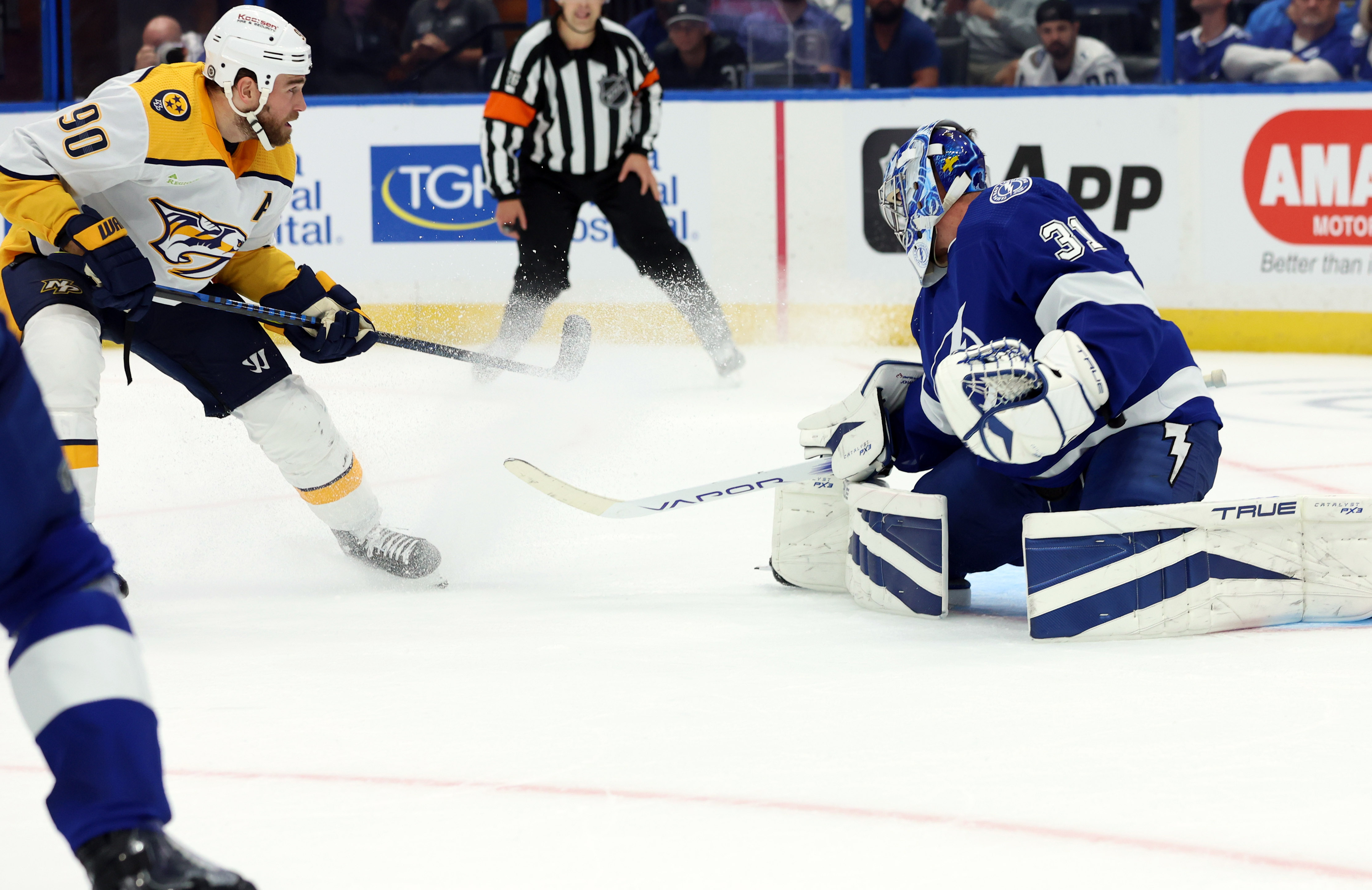 Lightning open NHL season with backandforth win over Preds Reuters