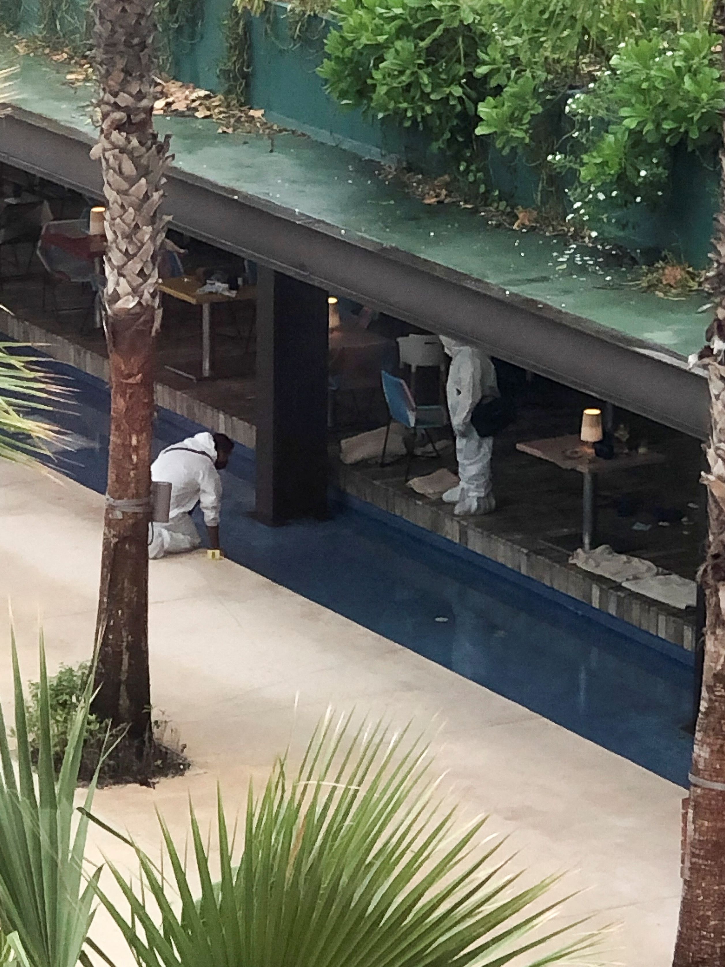 Técnicos forenses trabajan en una escena donde tres ciudadanos canadienses resultaron heridos de bala en el Hotel Xcaret, en Playa del Carmen, México, 21 de enero de 2022. REUTERS/Stringer 