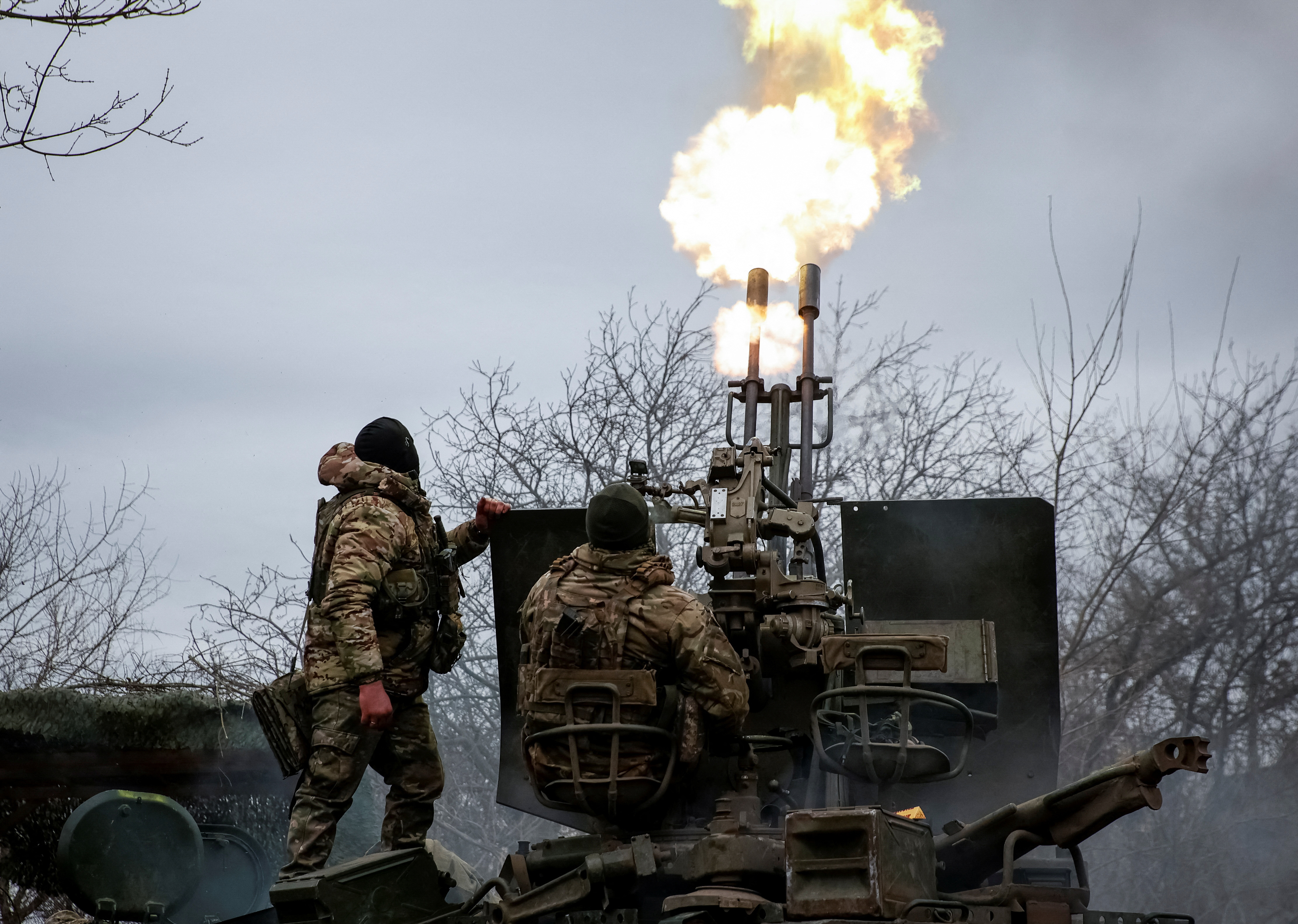 Украински военнослужещи от частта за противовъздушна отбрана стрелят със зенитно оръдие по фронтовата линия край град Бахмут