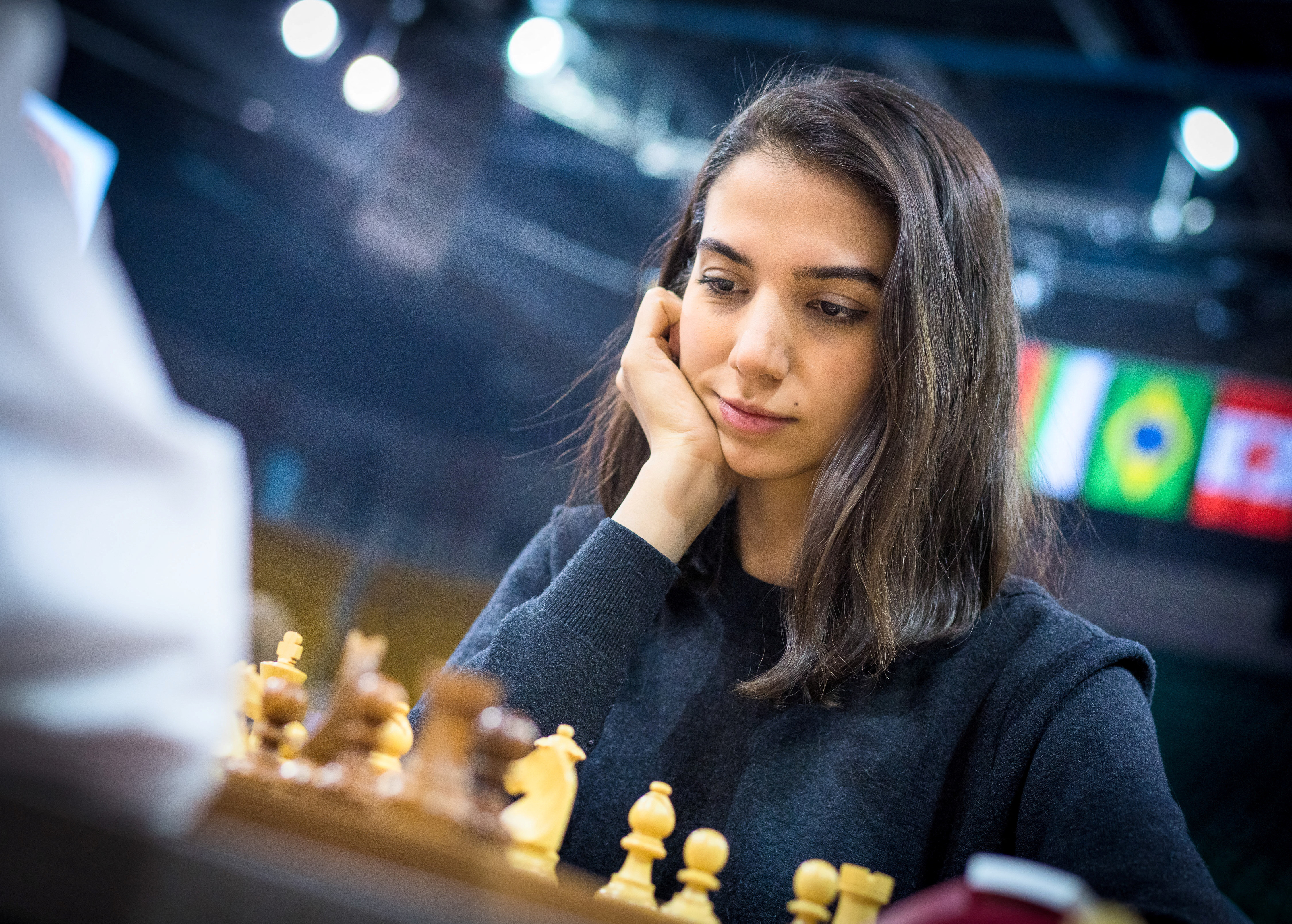 شابة إيرانية ترفض ارتداء الحجاب في مسابقة شطرنج دولية
