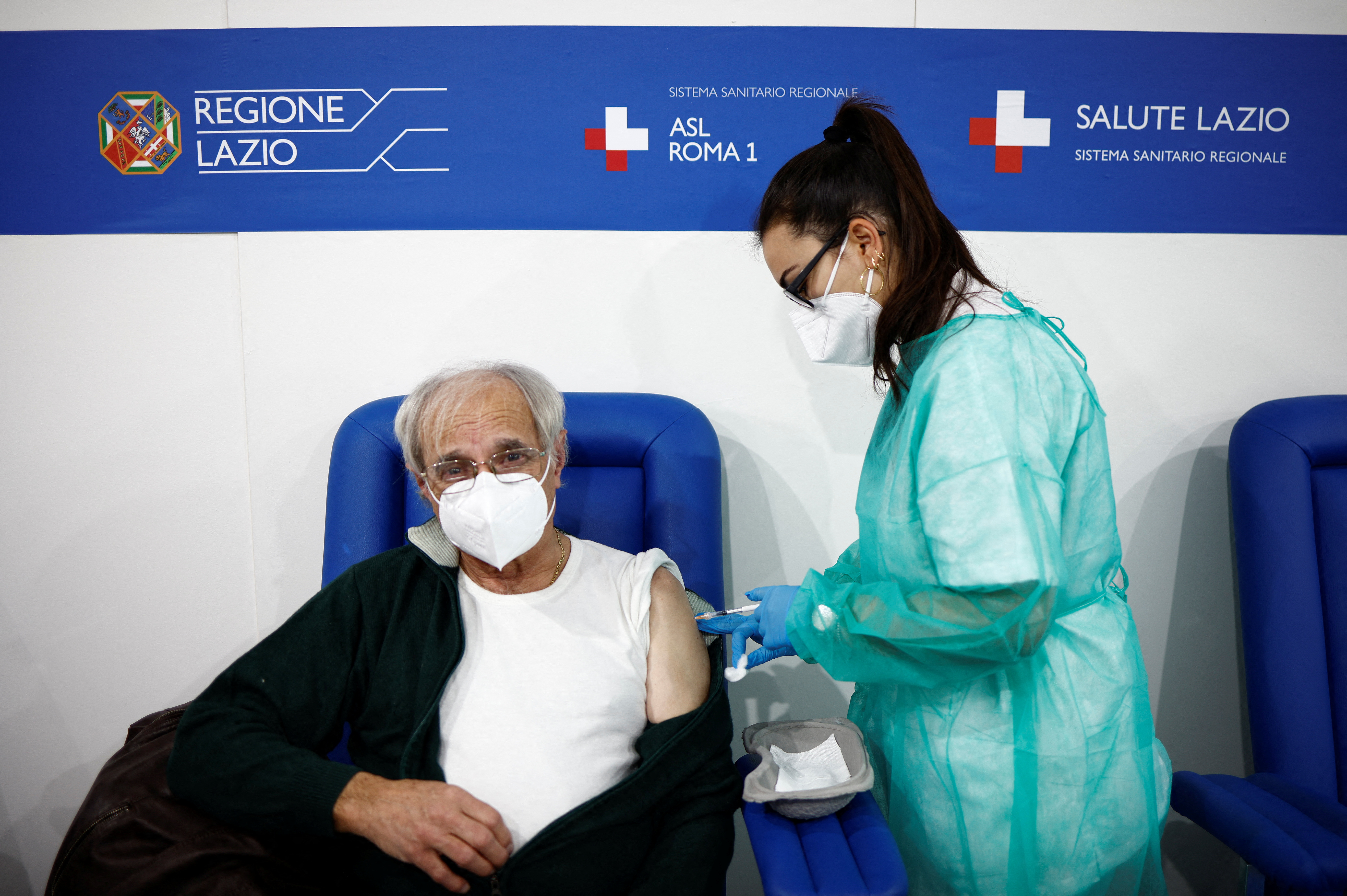Một người đàn ông nhận được một liều vắc-xin Moderna chống lại bệnh coronavirus (COVID-19), vào ngày chính phủ dự kiến ​​sẽ thông qua các quy định mới cho trường học và tiêm chủng COVID-19 cho công nhân, tại Music Auditorium ở Rome, Ý, tháng Giêng. 5, 2022. REUTERS / Guglielmo Mangiapane