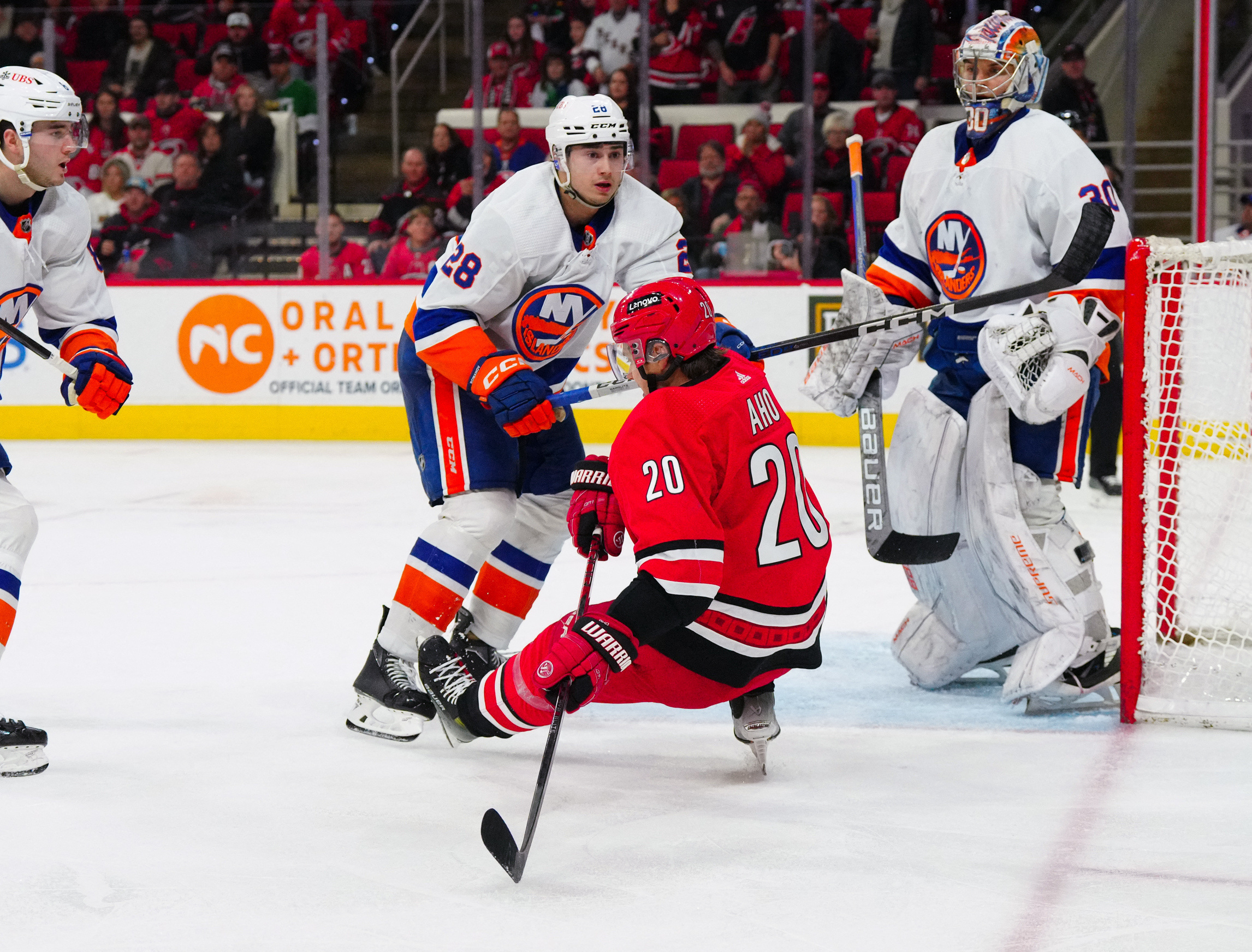 Anders Lee, Islanders clip Hurricanes | Reuters