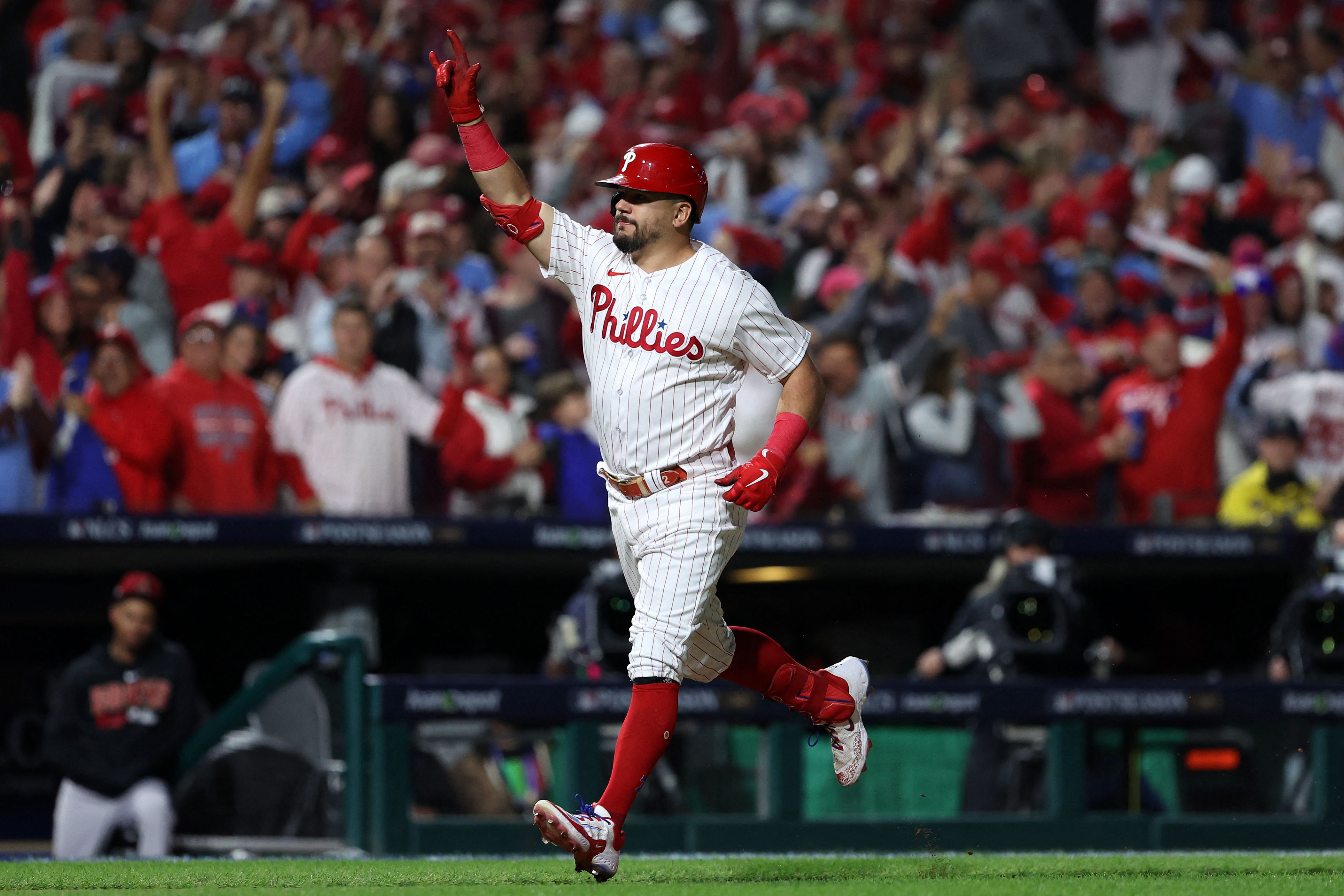 Kyle Schwarber, Phillies Hammer D-backs, Take 2-0 Lead | Reuters