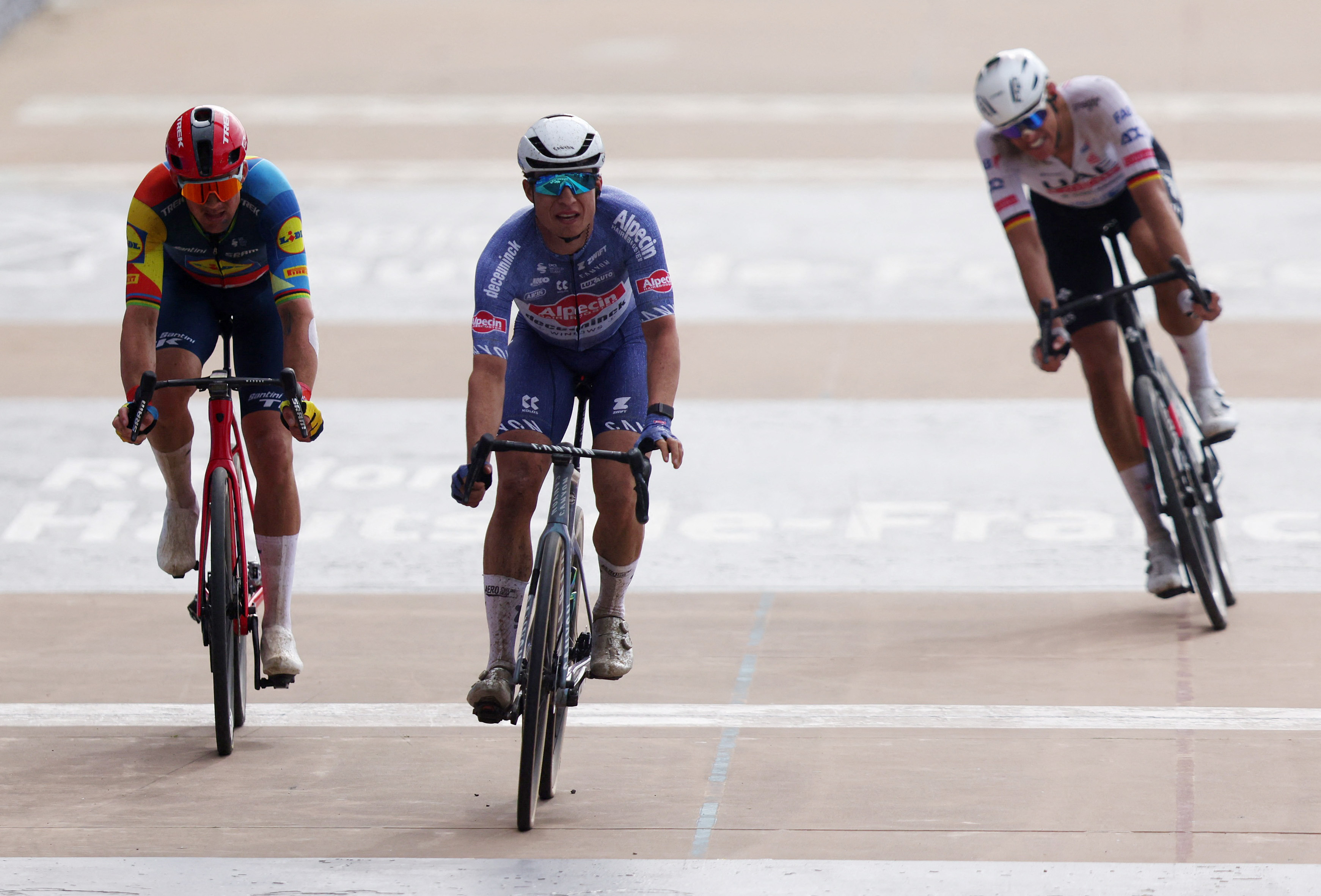 Le cycliste français Georges Speicher change de roue sous le regard
