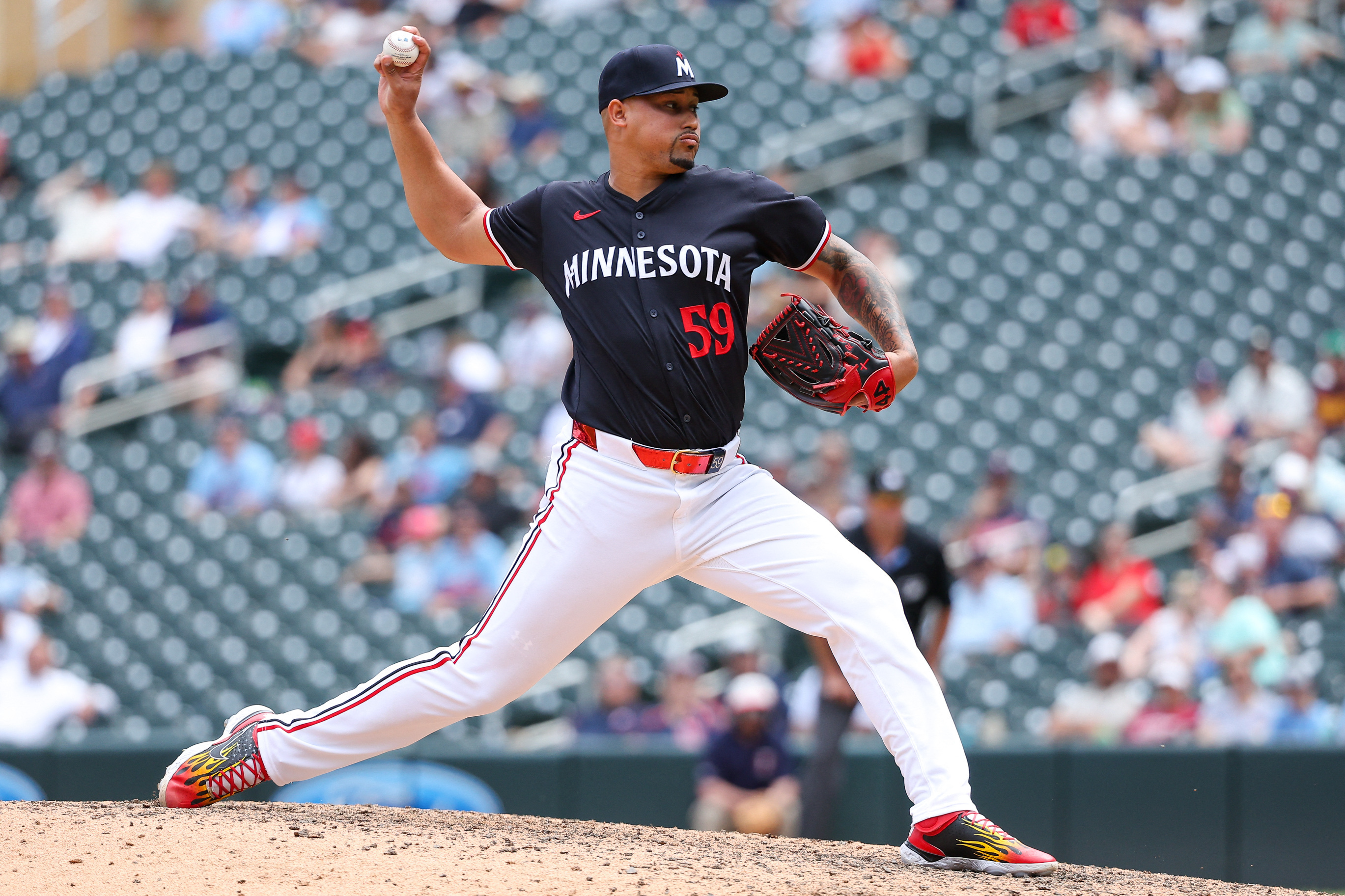 Twins rally from early deficit, take series from Royals | Reuters