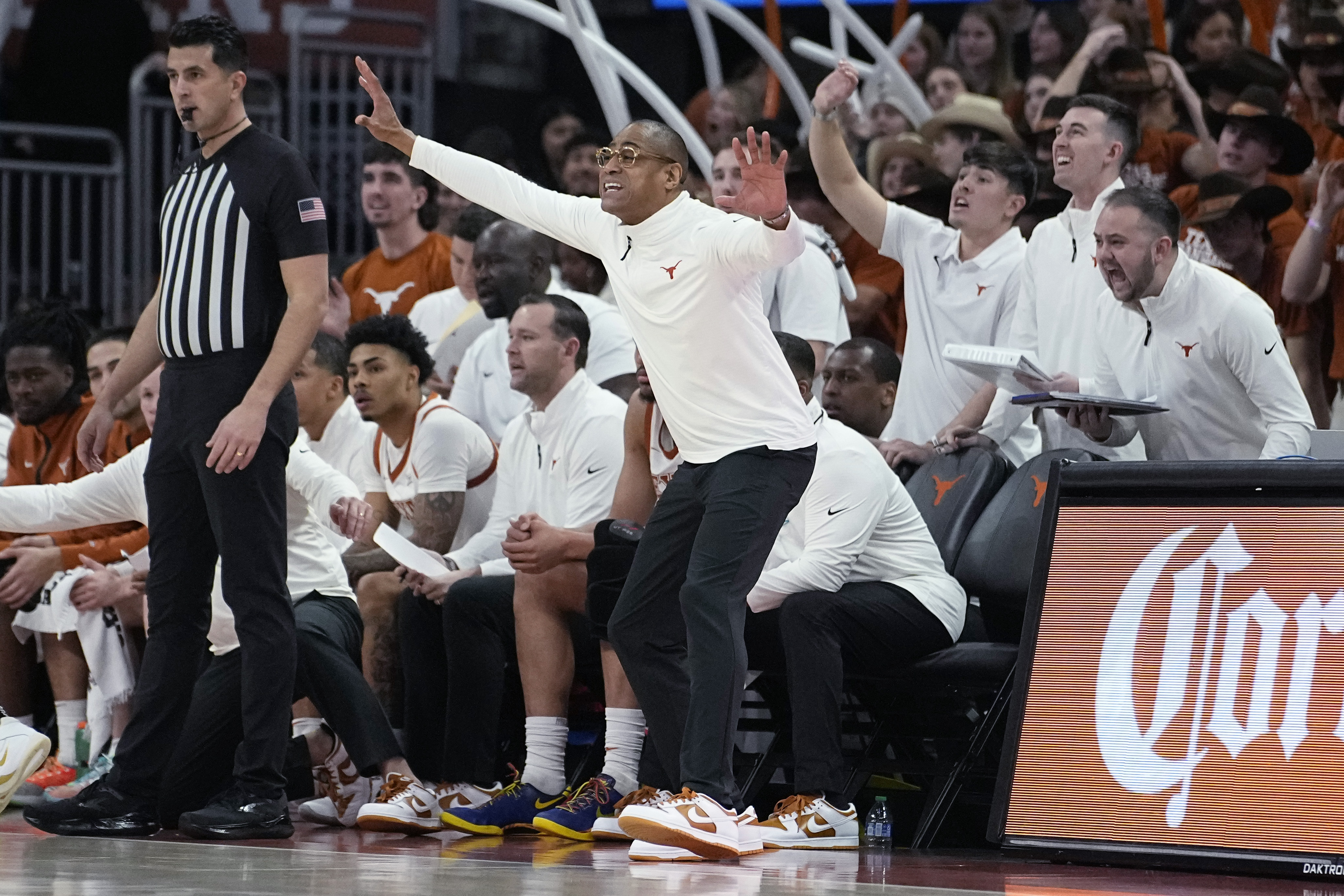 Tyrese Hunter's last-gasp layup lifts Texas over No. 9 Baylor