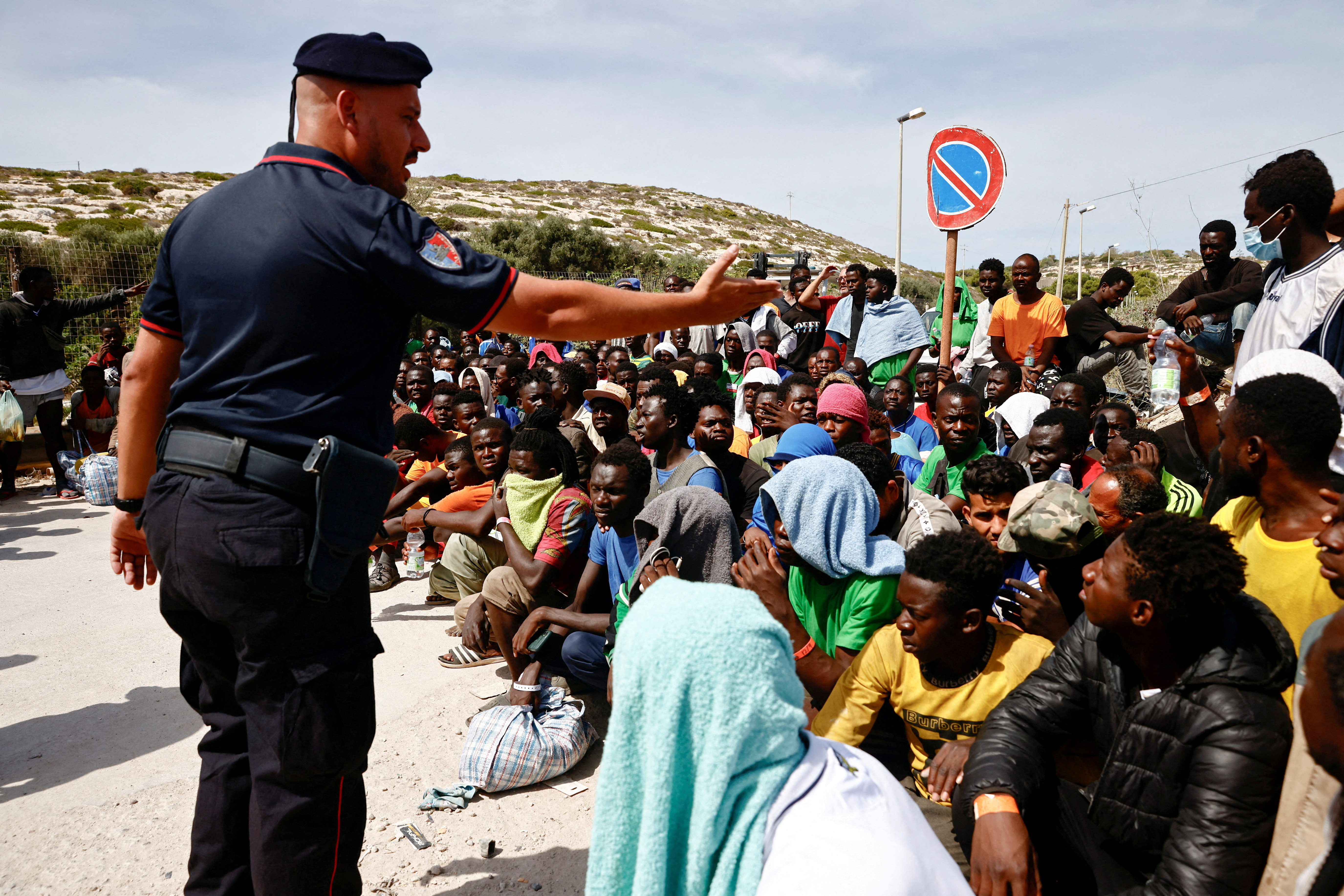 Un sondaggio mostra che i migranti faticano a soddisfare i loro bisogni primari dopo essere arrivati ​​in Italia