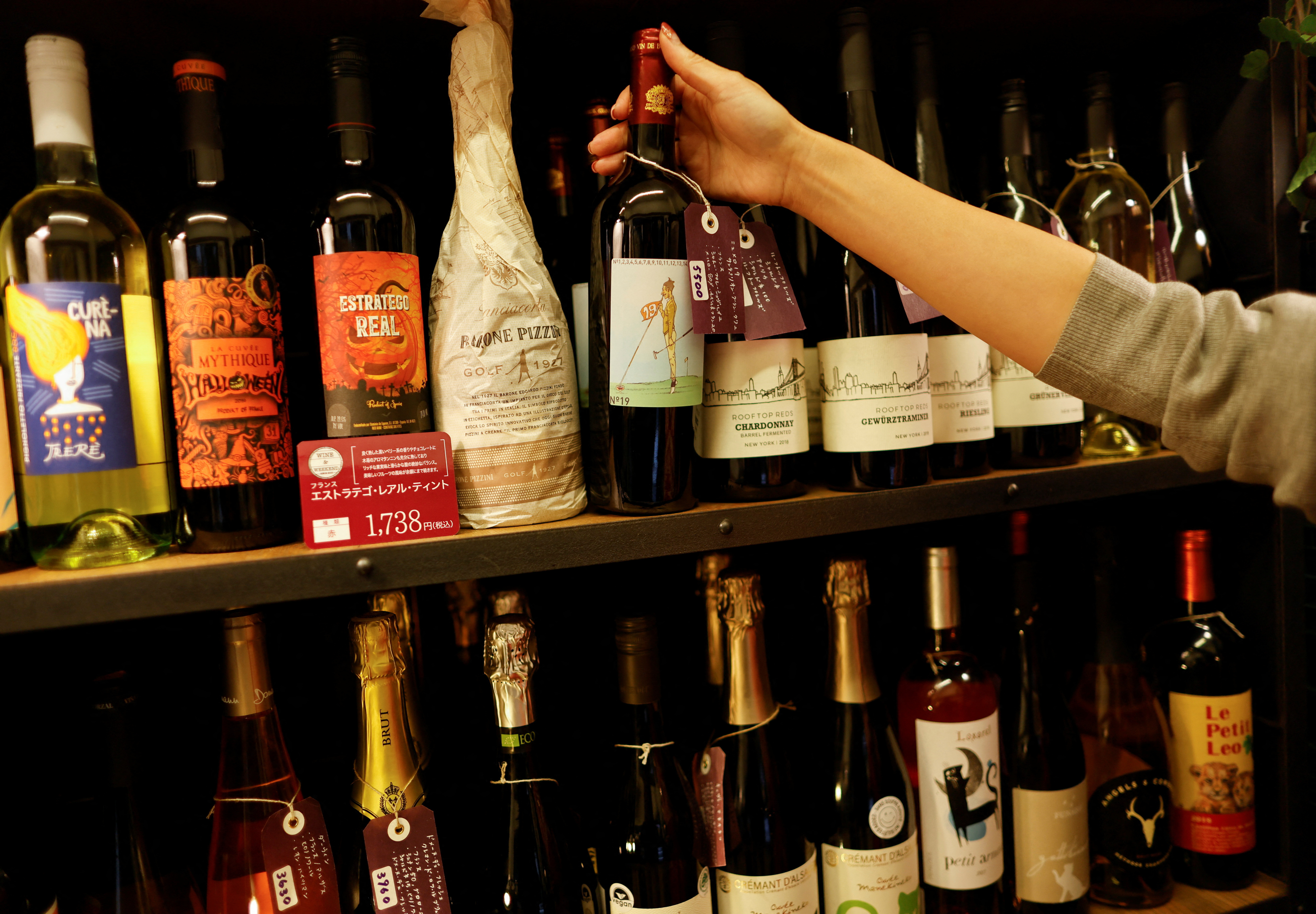 Los vinos importados de diferentes países, incluidos los EE. UU., se exhiben en la tienda de vinos 'Wine and Weekend' en Tokio