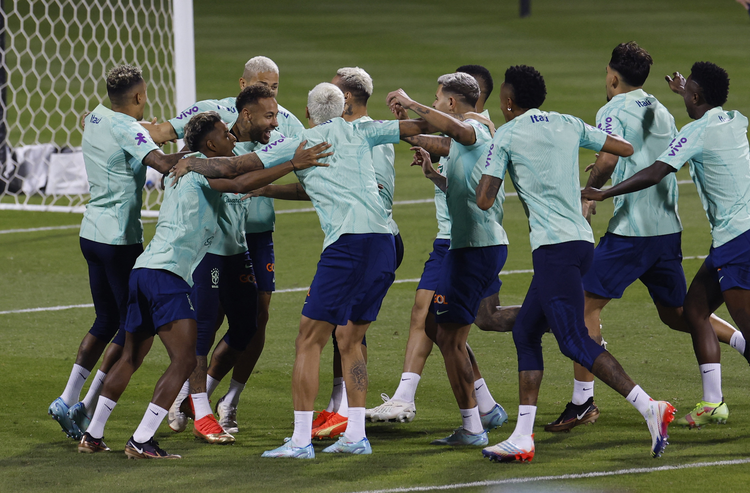 Brazil give no clues on team selection in first training session