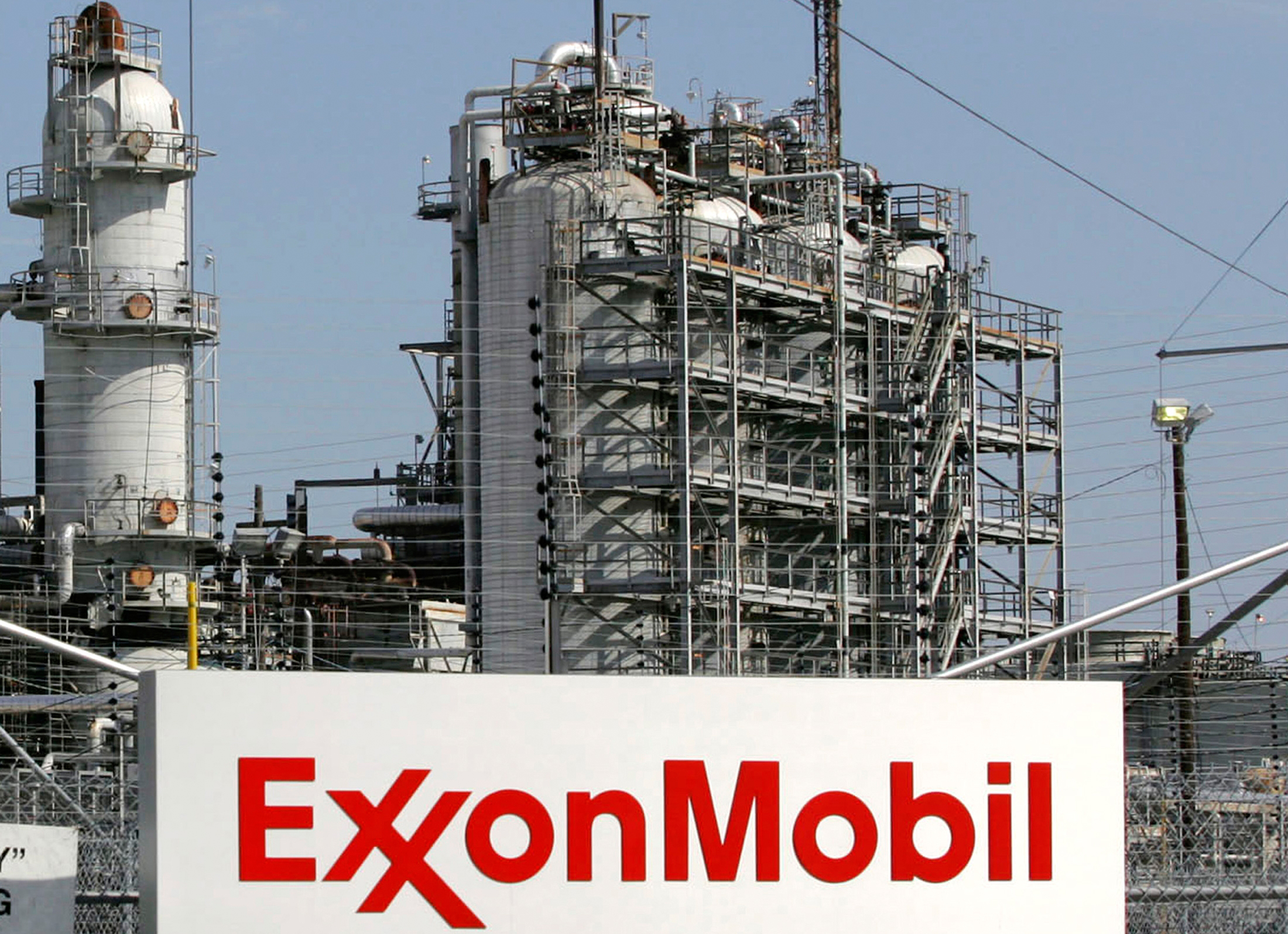 A view of the Exxon Mobil refinery in Baytown, Texas September 15, 2008. A big chunk of U.S. energy production shuttered by Hurricane Ike could recover quickly amid early indications the storm caused only minor to moderate damage to platforms and coastal refineries. REUTERS/Jessica Rinaldi  ( UNITED STATES)