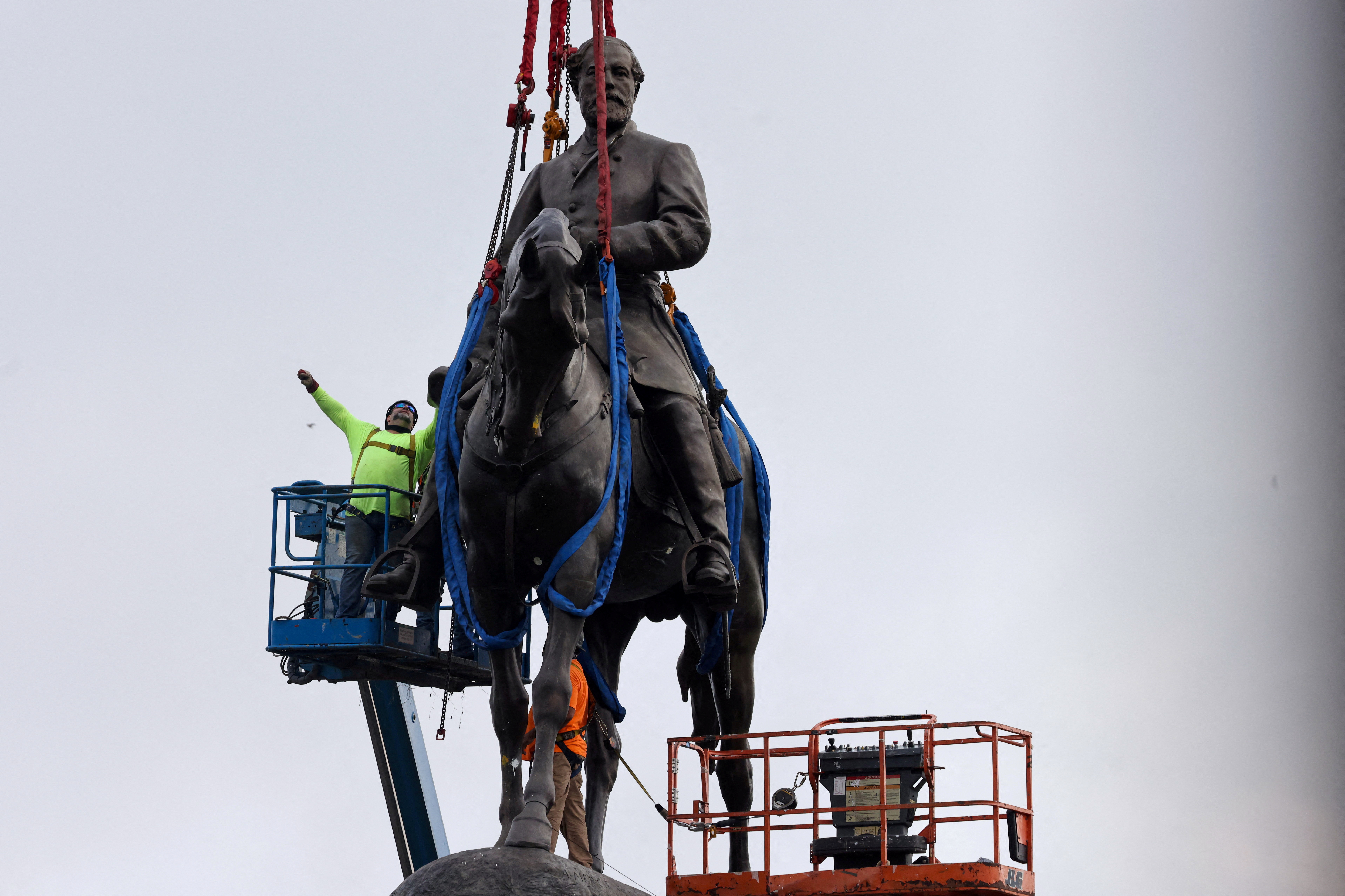 Statue of Confederate General Robert E. Lee removed in Richmond