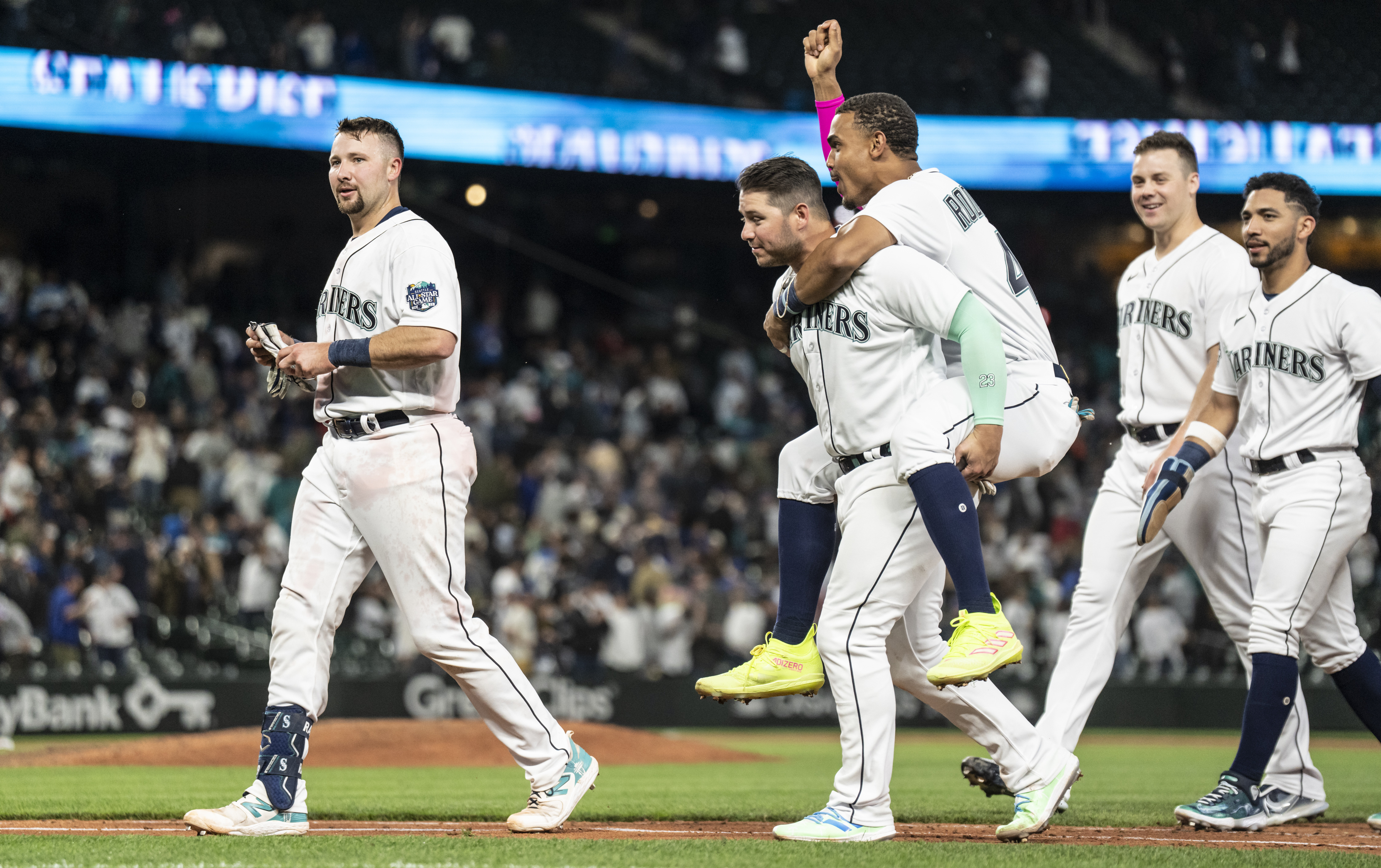 Raleigh's RBI single in 10th gives M's 1-0 win over Yankees