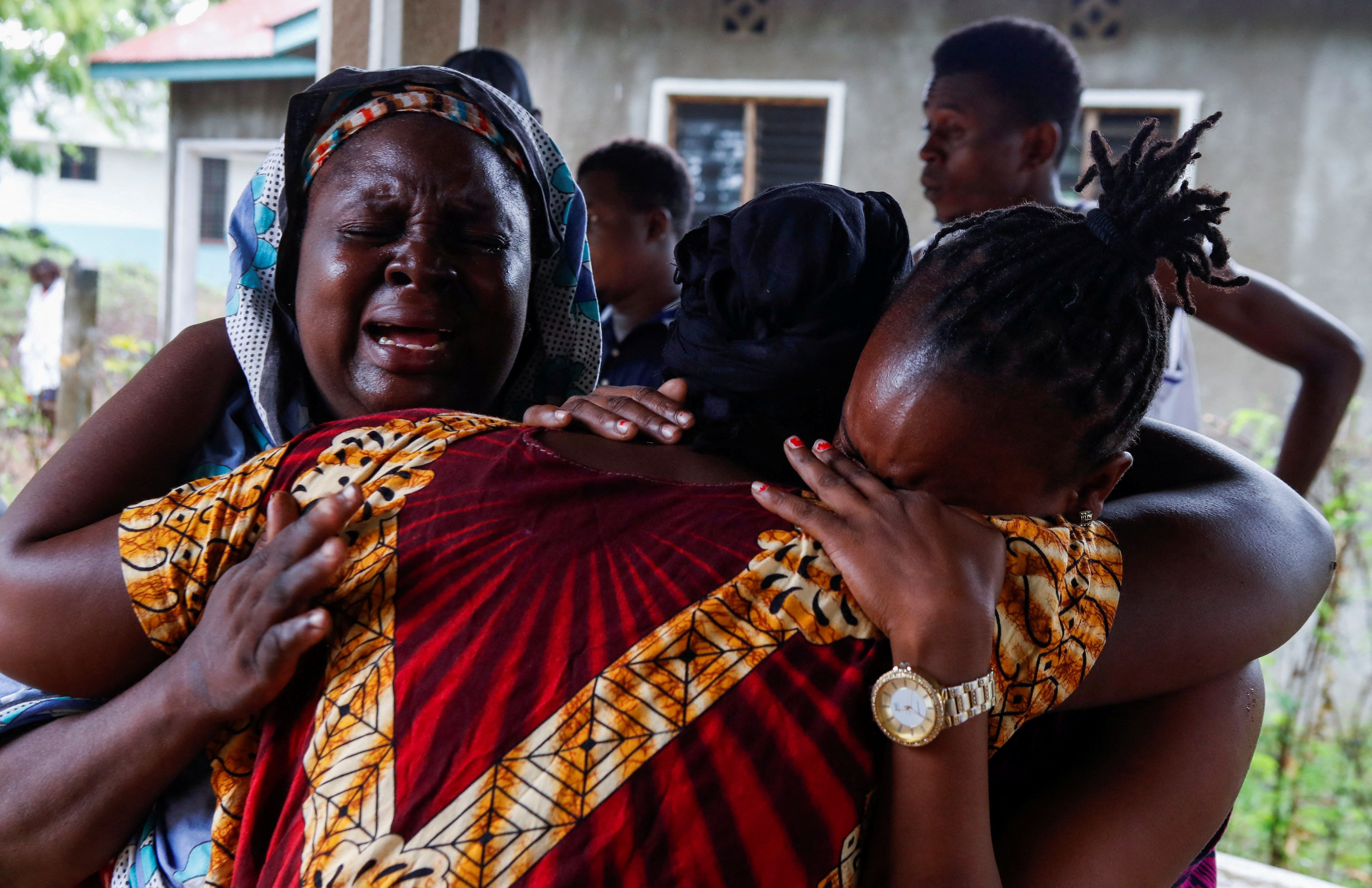 I keniani cercano parenti tra le vittime della fame a Kilifi