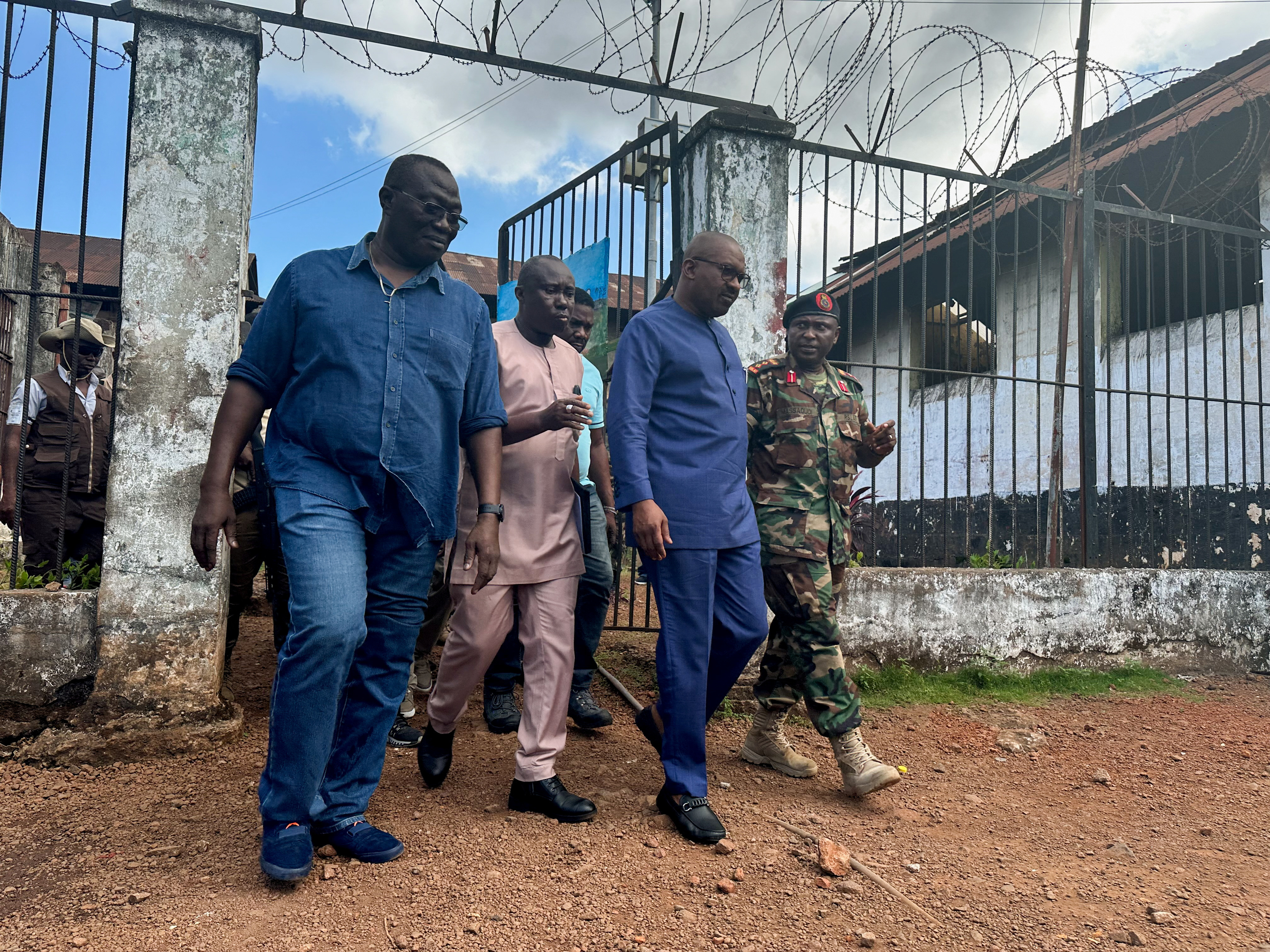 Le vice-président de la Sierra Leone, Mohamed Juldeh Jalloh, visite la prison de Pademba Road après l'attaque, à Freetown