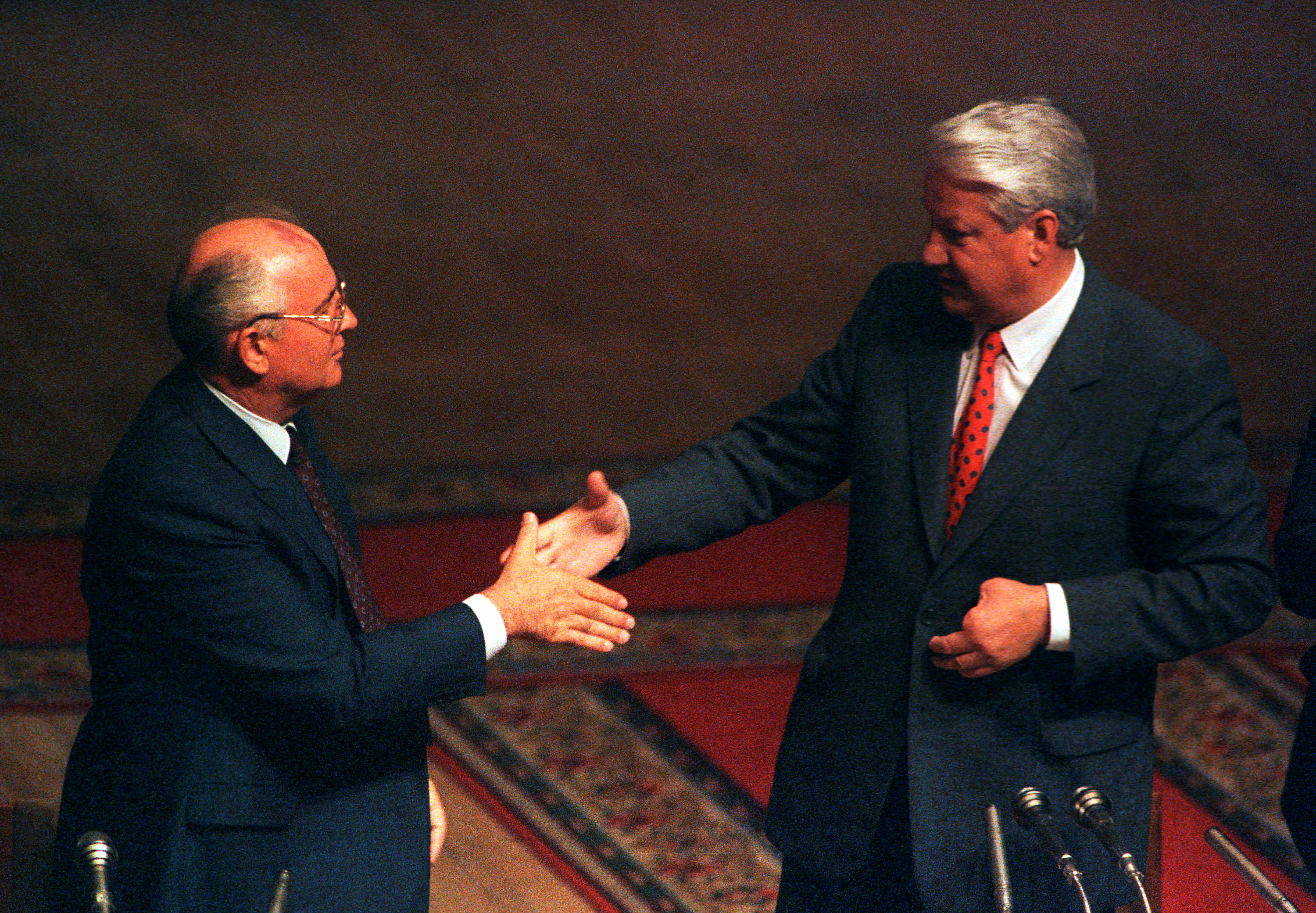 Soviet President Gorbachev shakes hands with Russian President Yeltsin in Russian Parliament