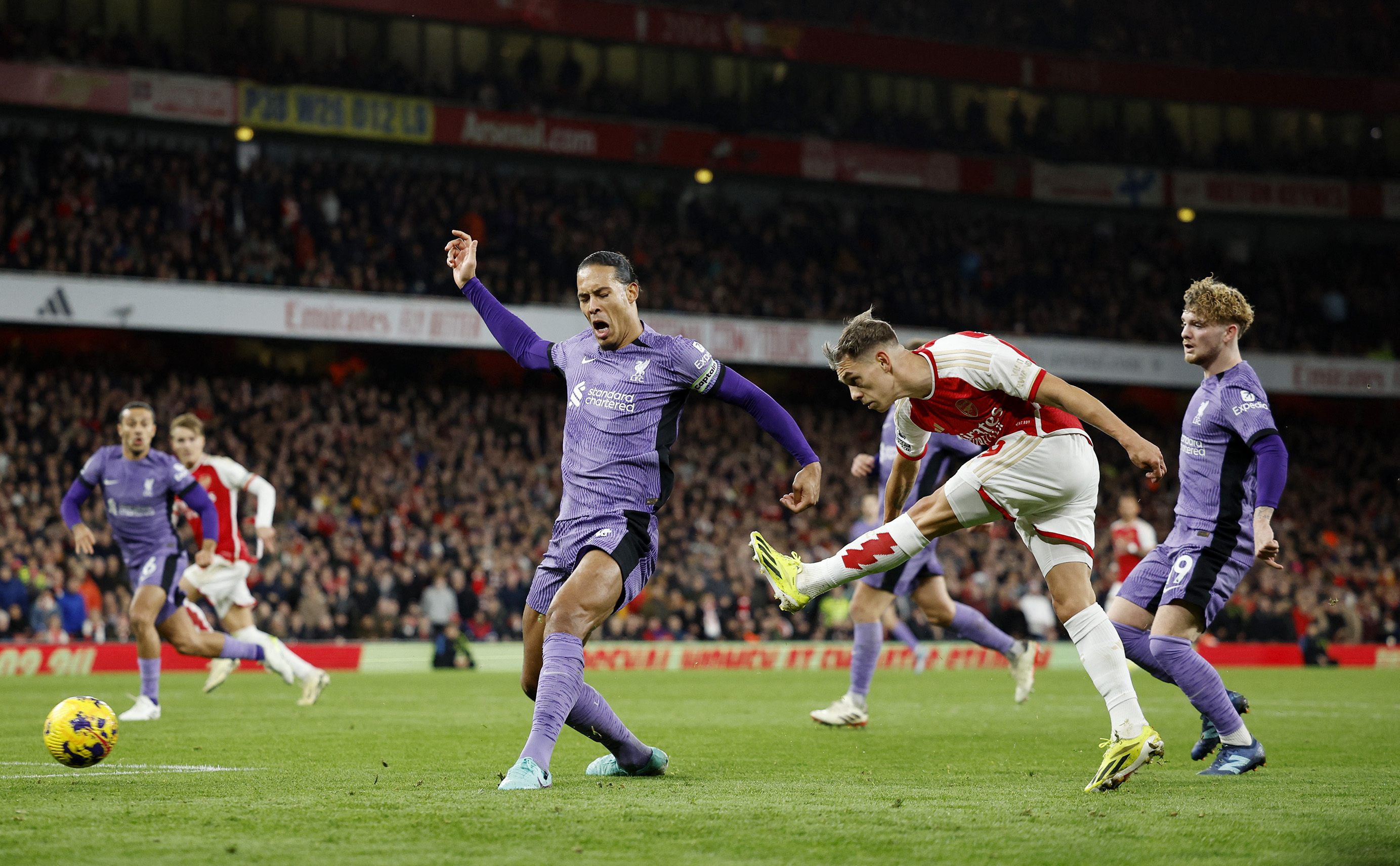 Arsenal beat lacklustre Liverpool to close gap | Reuters