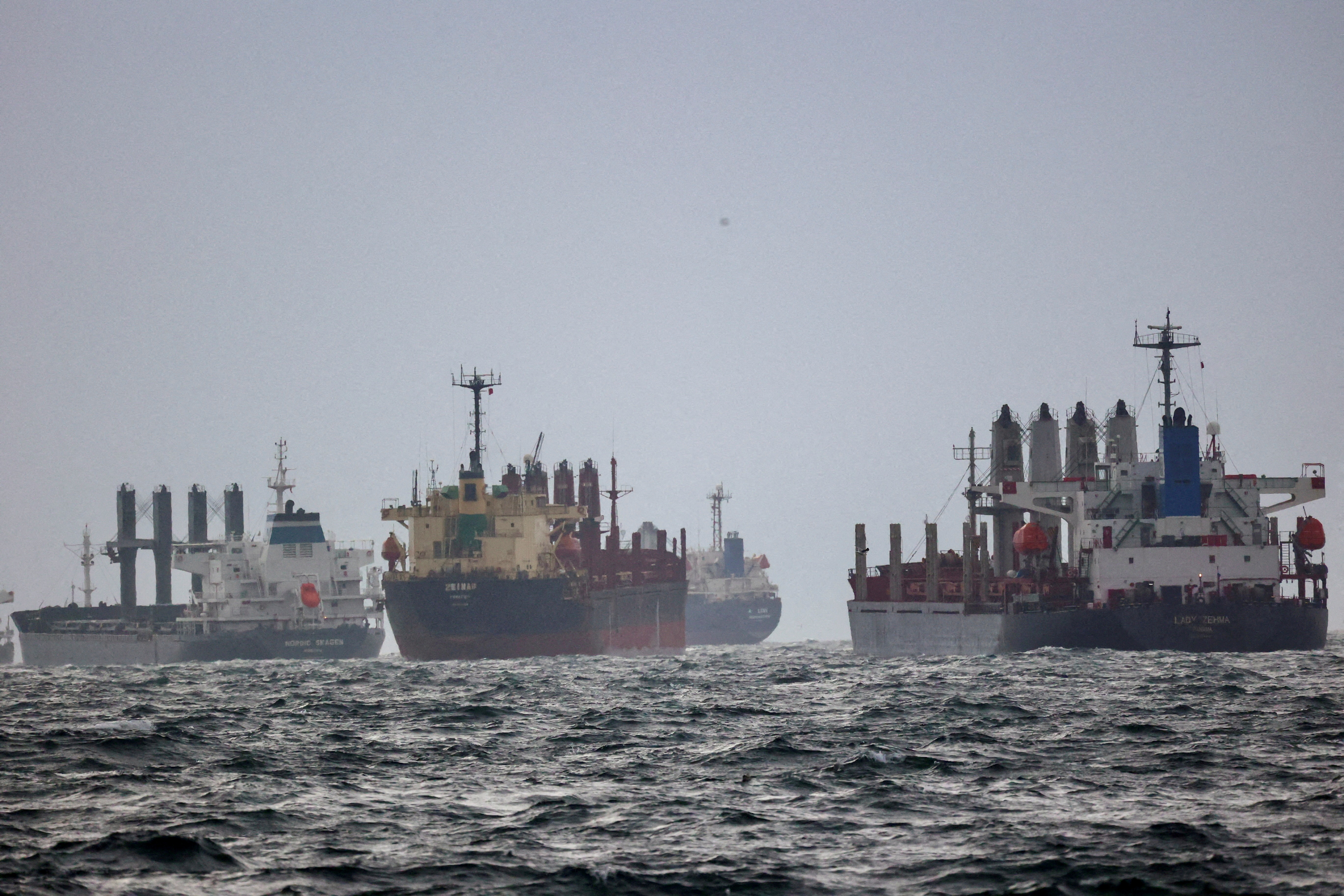 Los barcos se ven mientras esperan la inspección bajo la Iniciativa de Granos del Mar Negro de la ONU en el fondeadero sur del Bósforo en Estambul.
