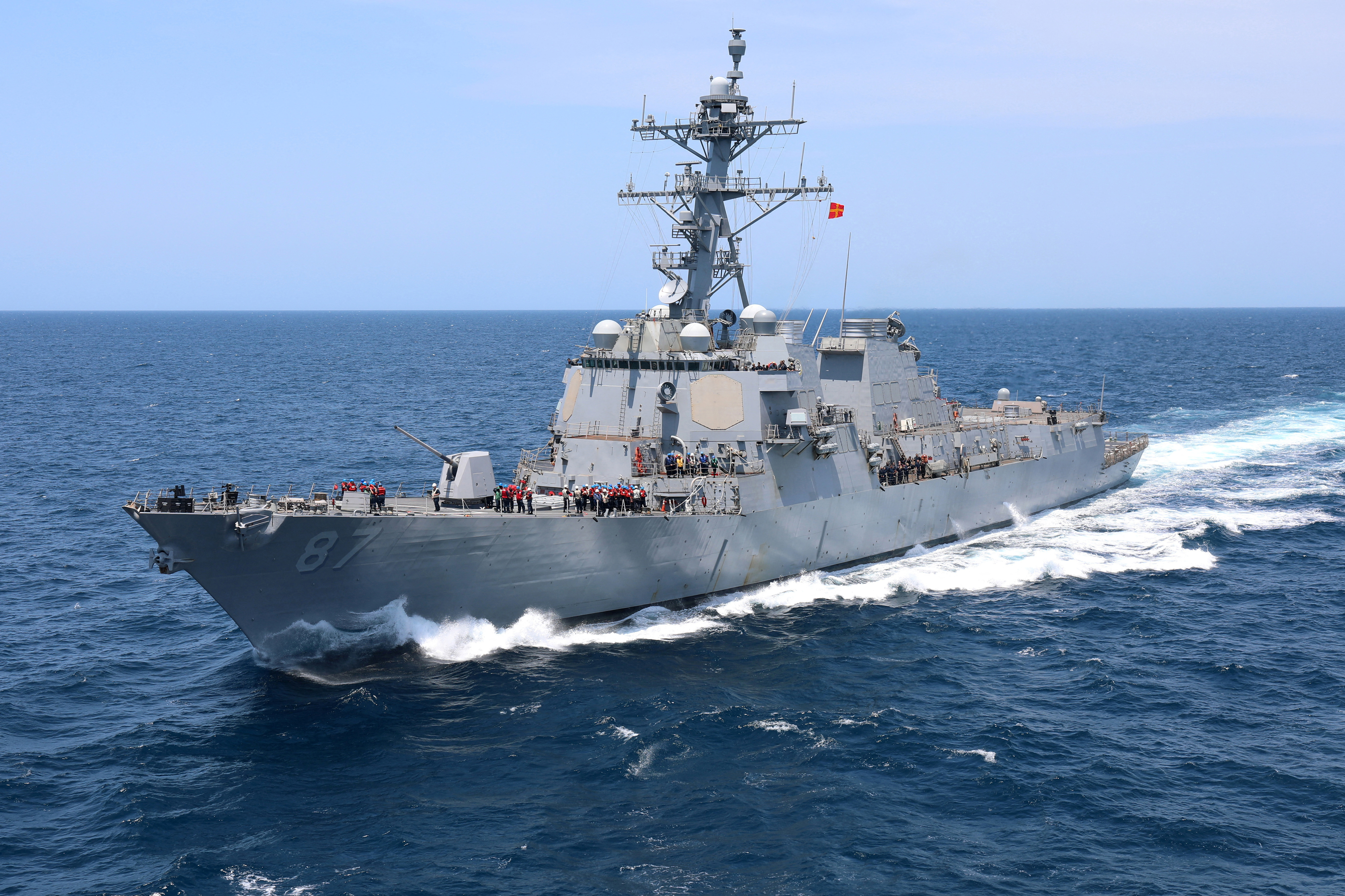 The U.S. Navy guided-missile destroyer USS Mason pulls alongside a fleet replenishment oiler