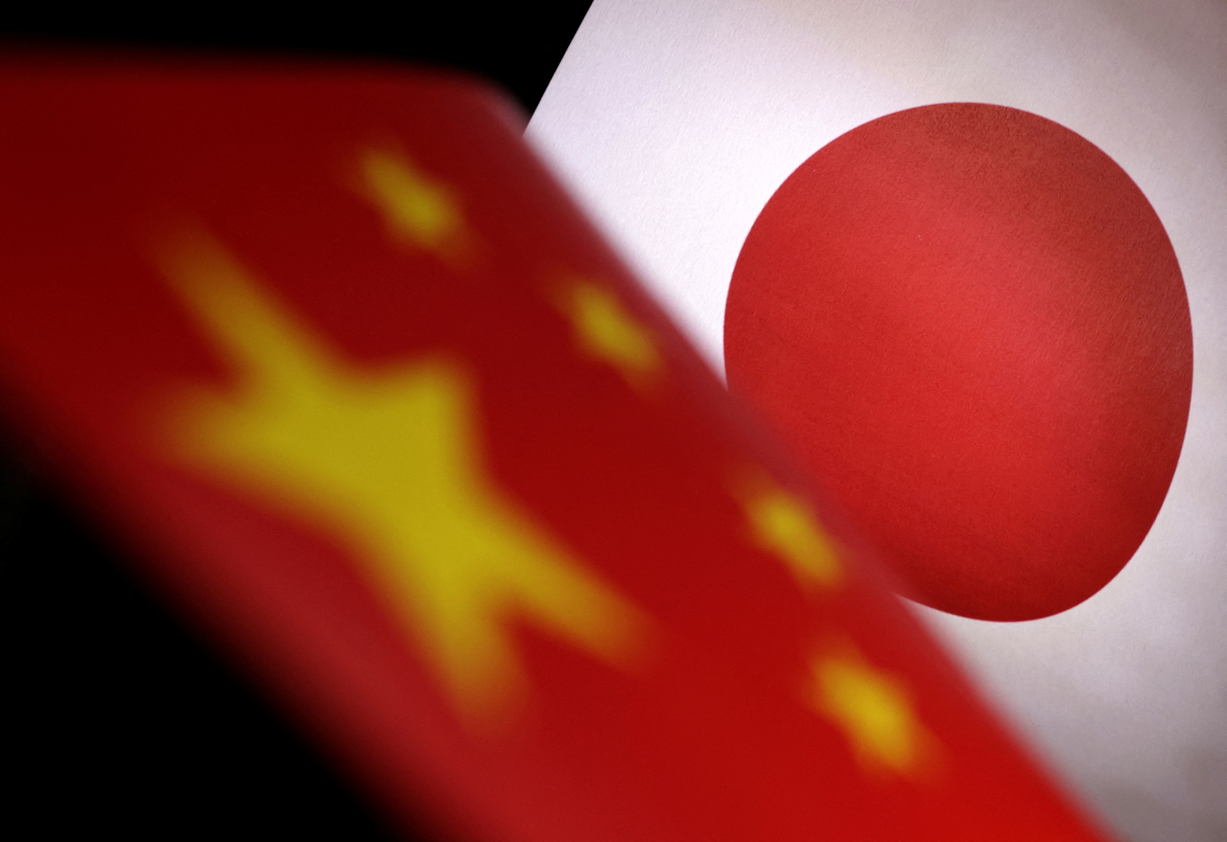 中国海軍編隊が沖縄県2島間の海域通過、西太平洋での訓練帰路 | ロイター