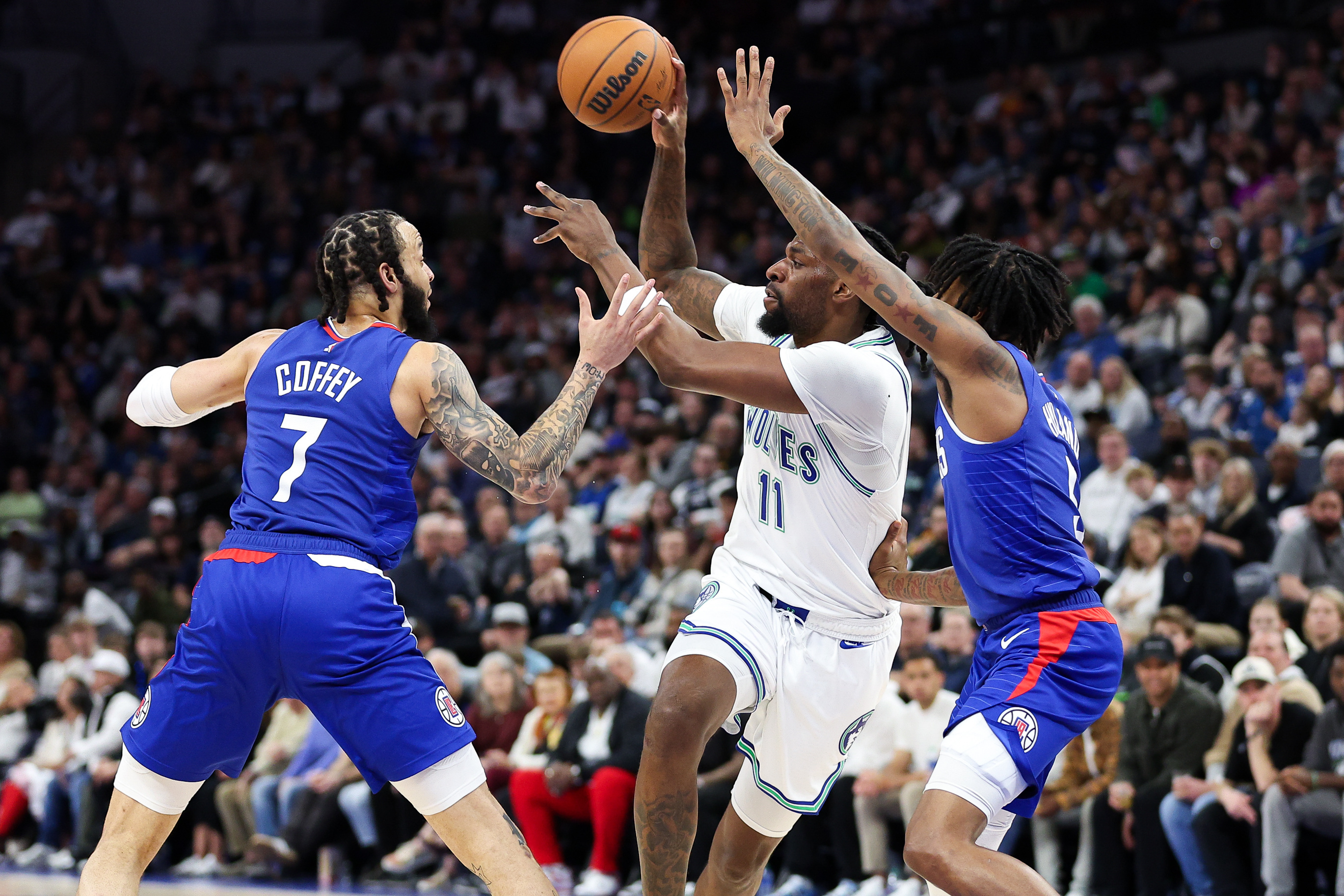 Kawhi Leonard scores 32 as Clippers sneak by Wolves | Reuters