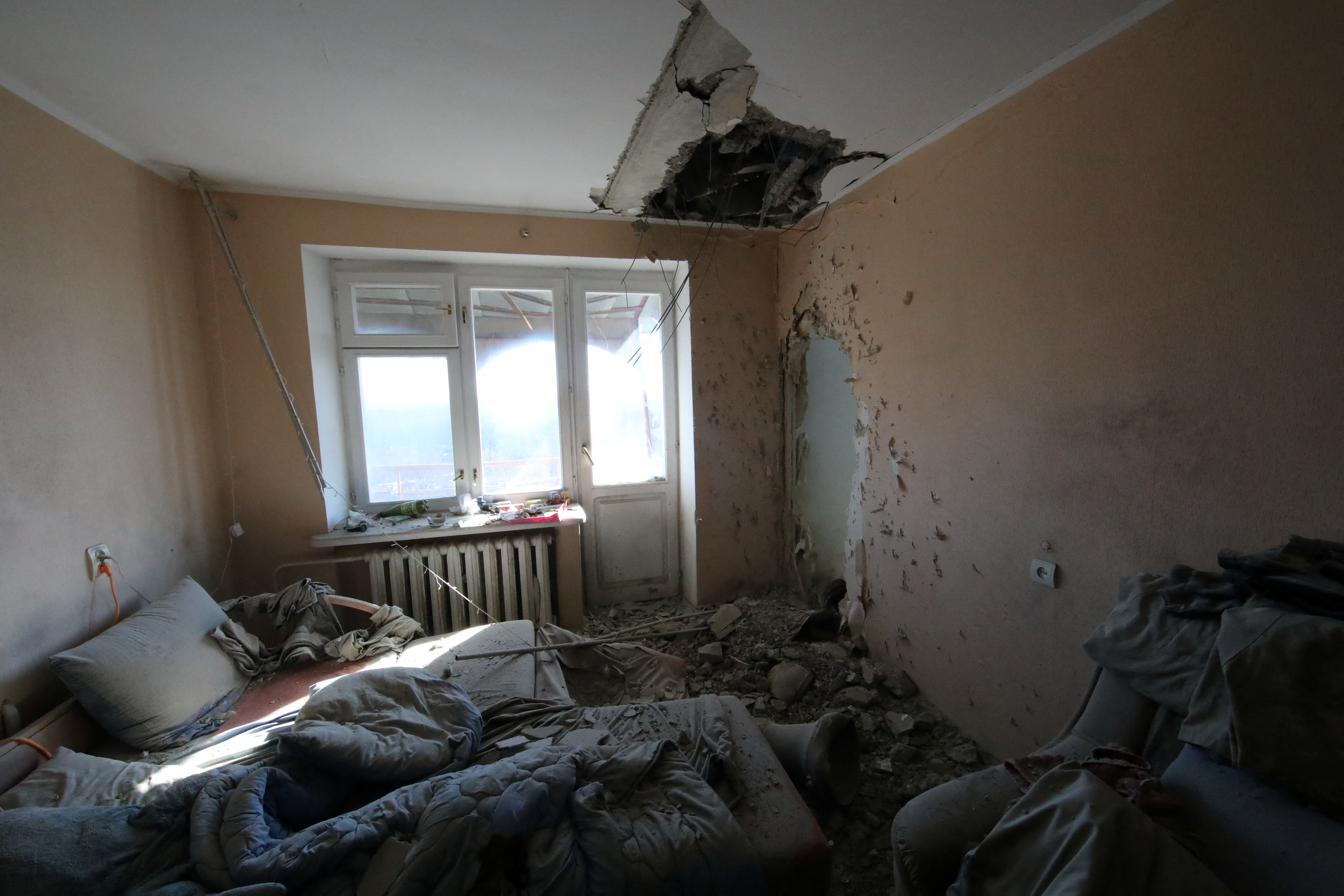 Vista do interior de um prédio de apartamentos mostra as consequências do bombardeio em Kharkiv, Ucrânia, em 24 de fevereiro de 2022 REUTERS/Vyacheslav Madiyevskyy