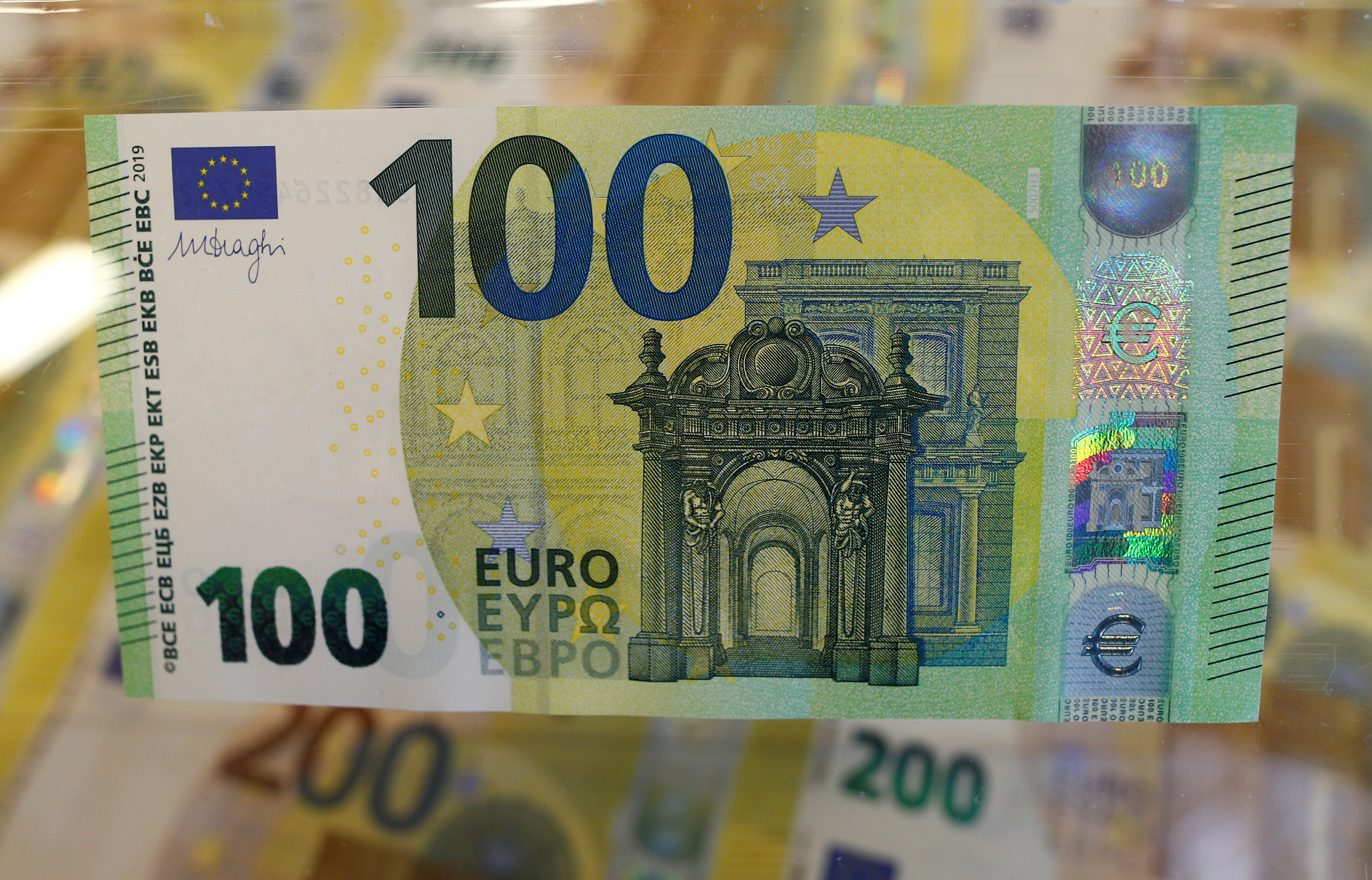 Большая купюра евро. Евро купюры 100 евро. Новая купюра 100 евро. 100 Евро купюра старого образца. Евро банкноты номинал 200.