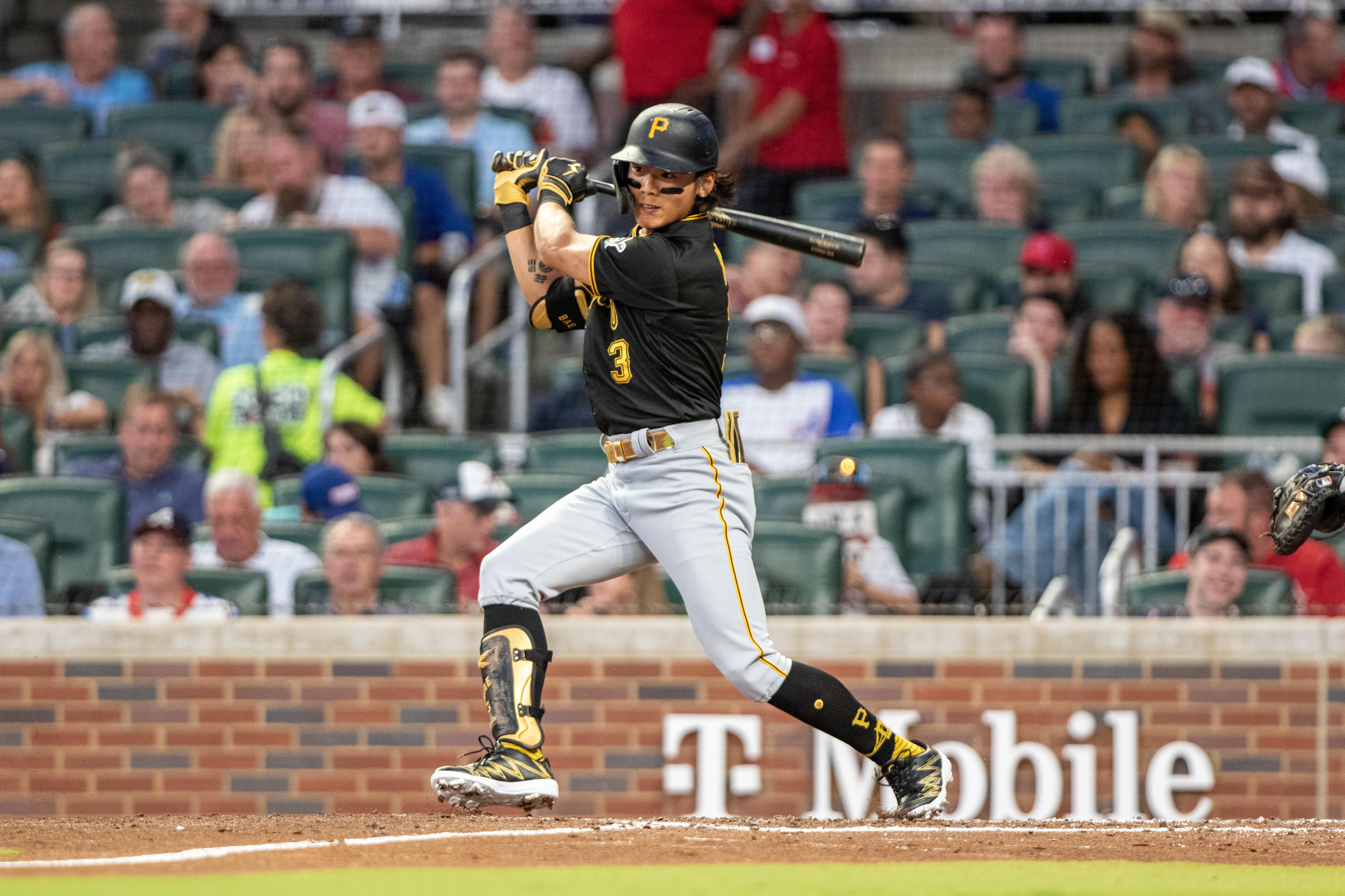 Reynolds hits 2-run homer as Pirates' win delays Braves clinching