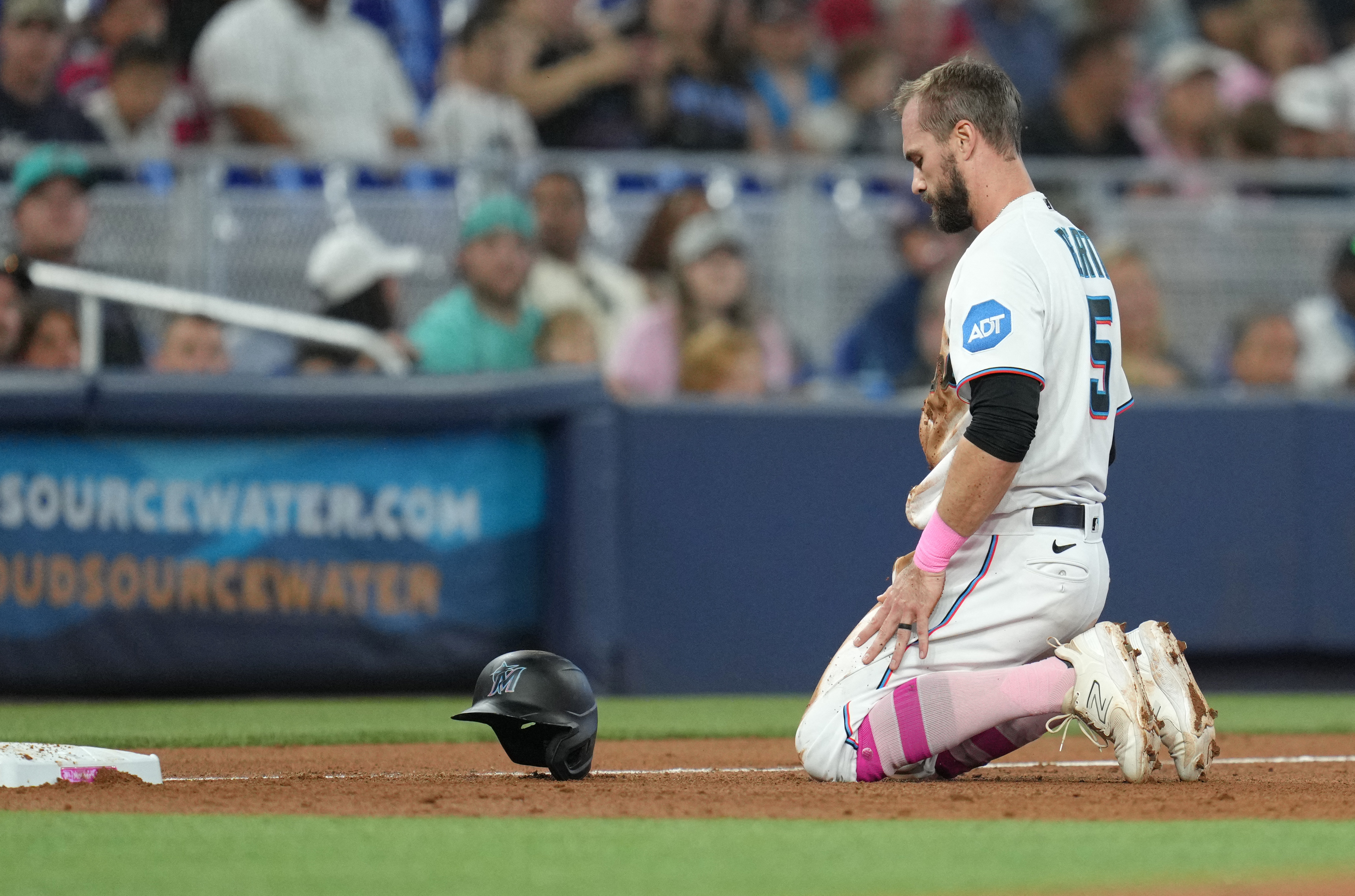 Garrett Cooper helps Marlins subdue Reds