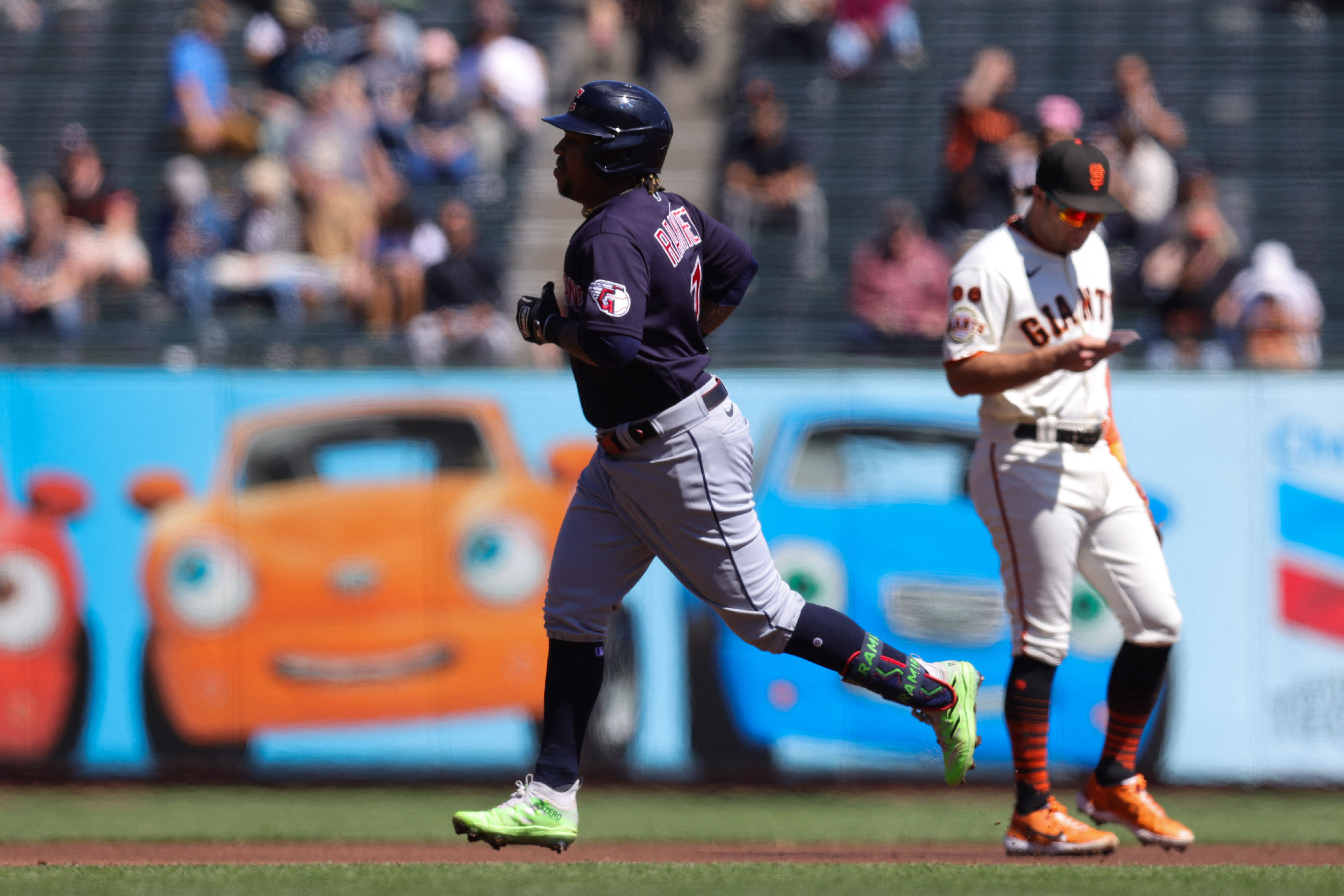 Giants rally late, edge Guardians in 10th