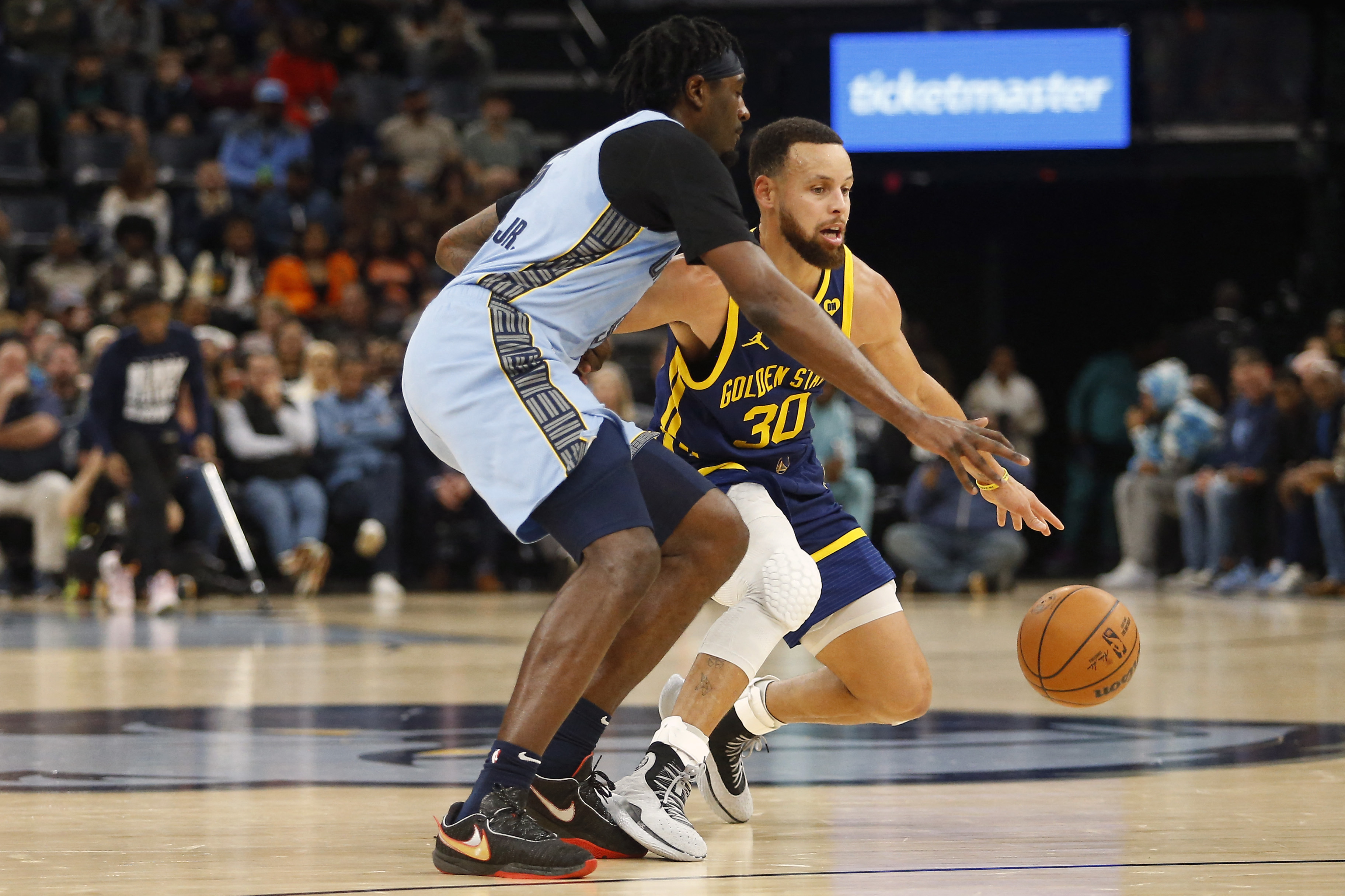 Warriors roll past Grizzlies to open road trip | Reuters