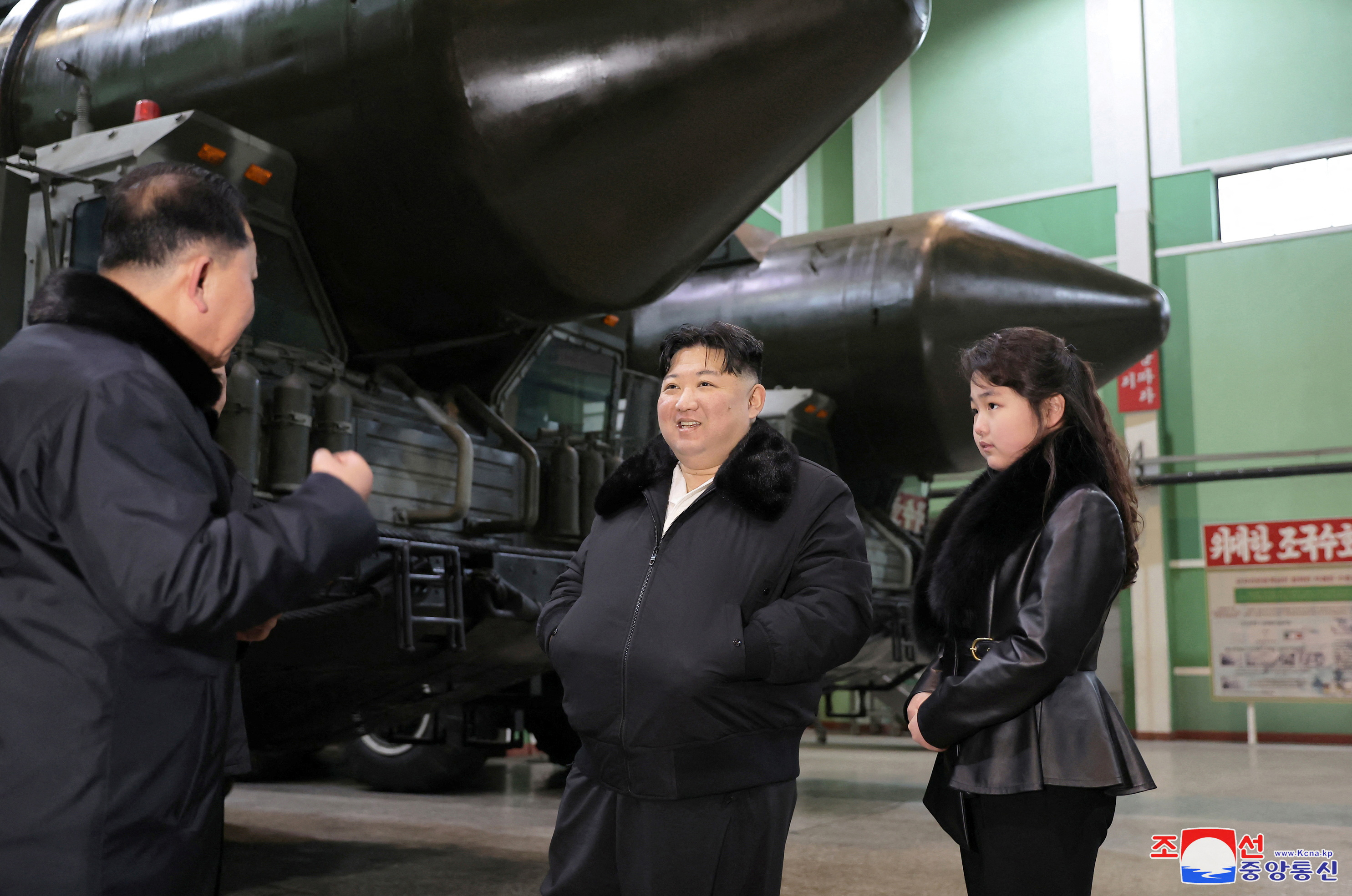 北朝鮮の金総書記、ミサイル発射装置工場視察　生産拡大指示