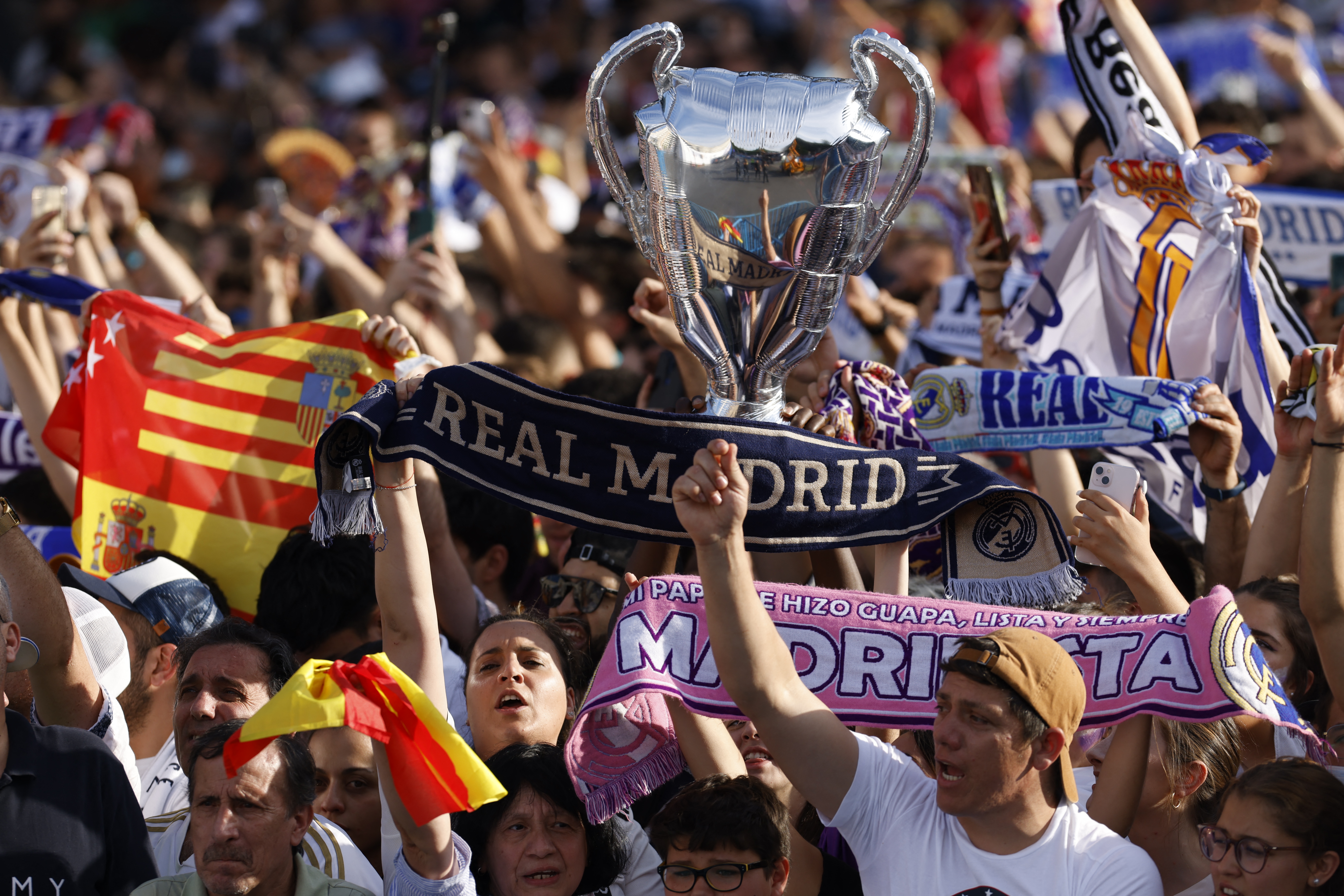 Thousands of Real fans celebrate Champions league title with team | Reuters