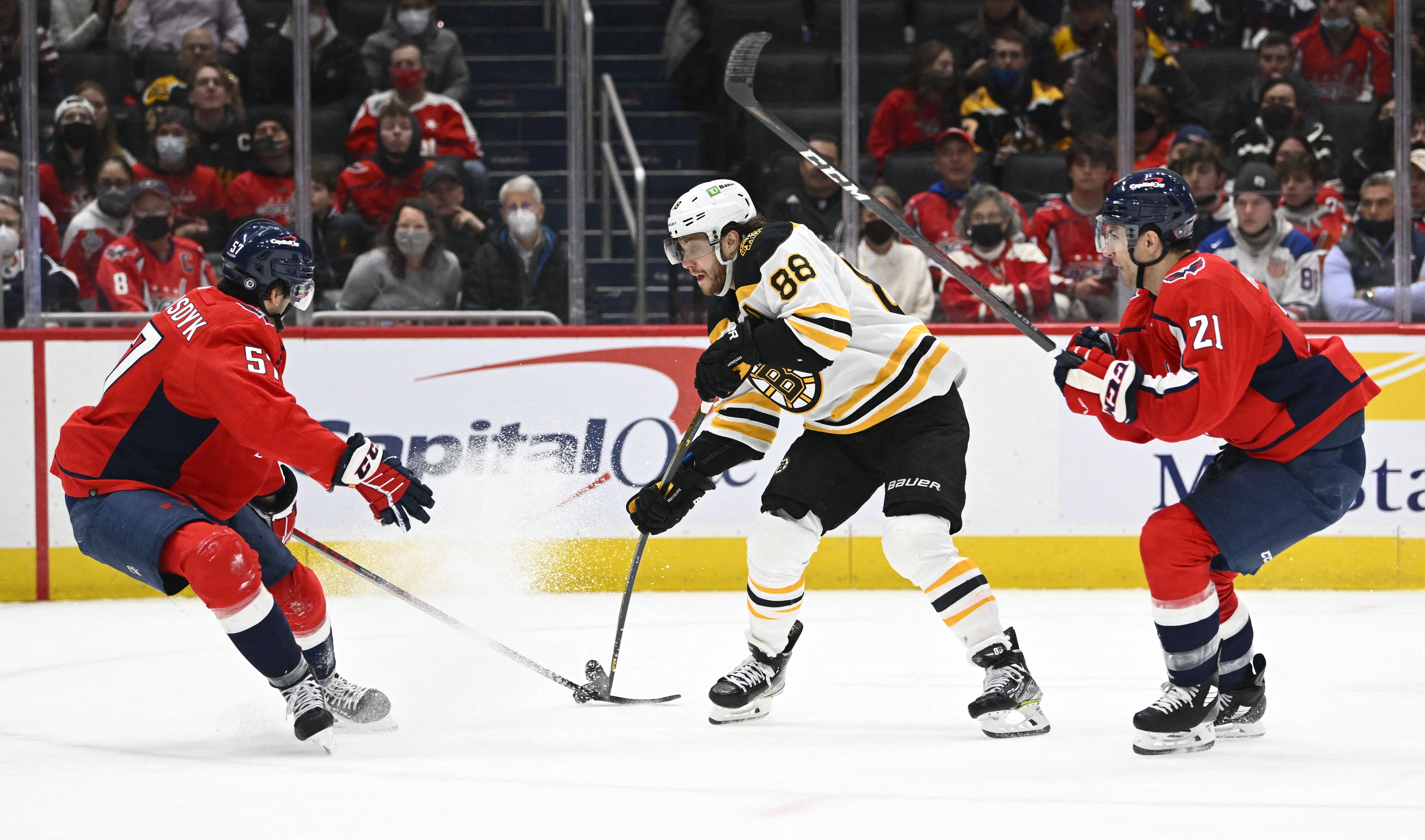 NHL roundup: Matt Grzelcyk logs 5 