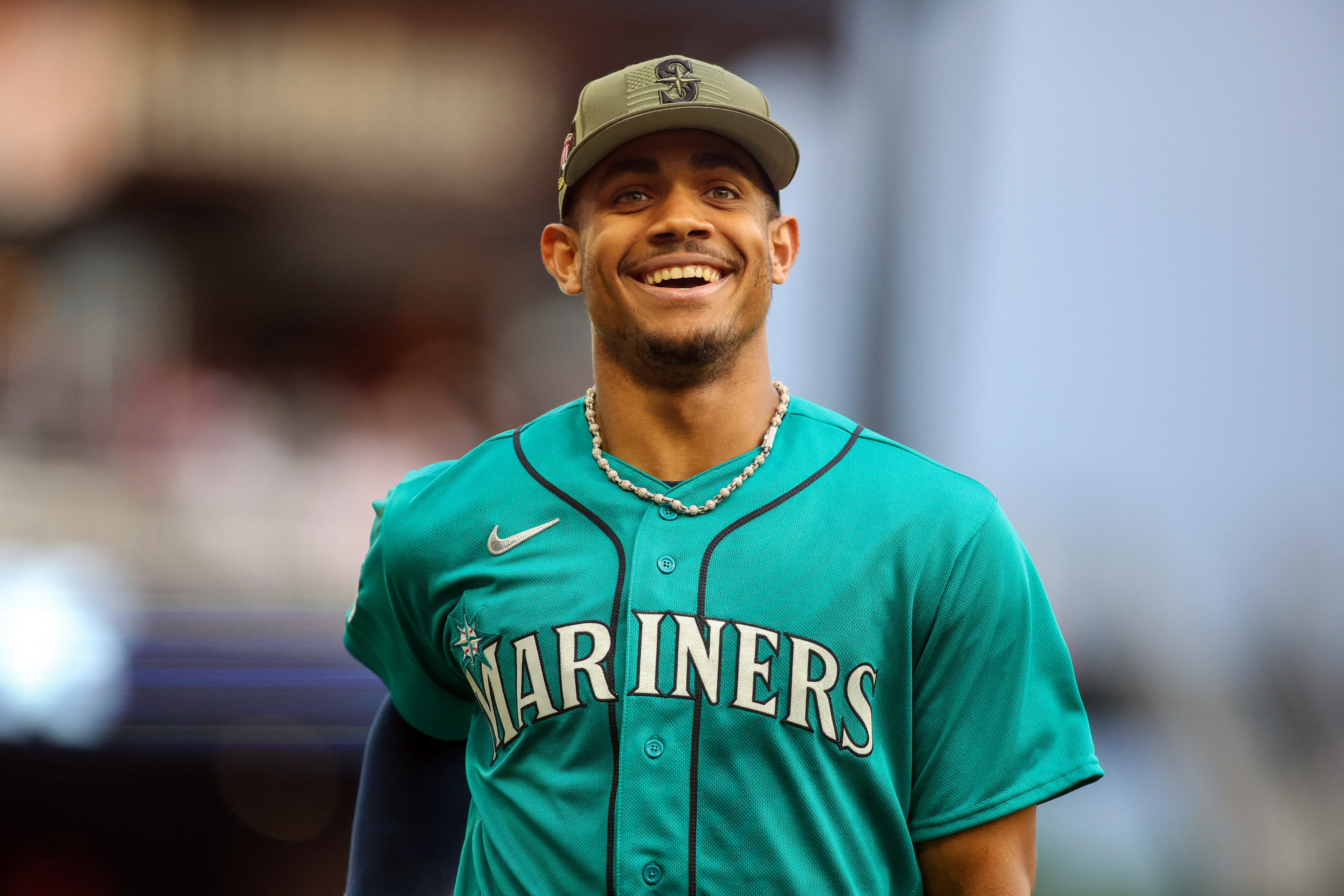 Gilbert sits down 15 in a row, Mariners overpower Braves