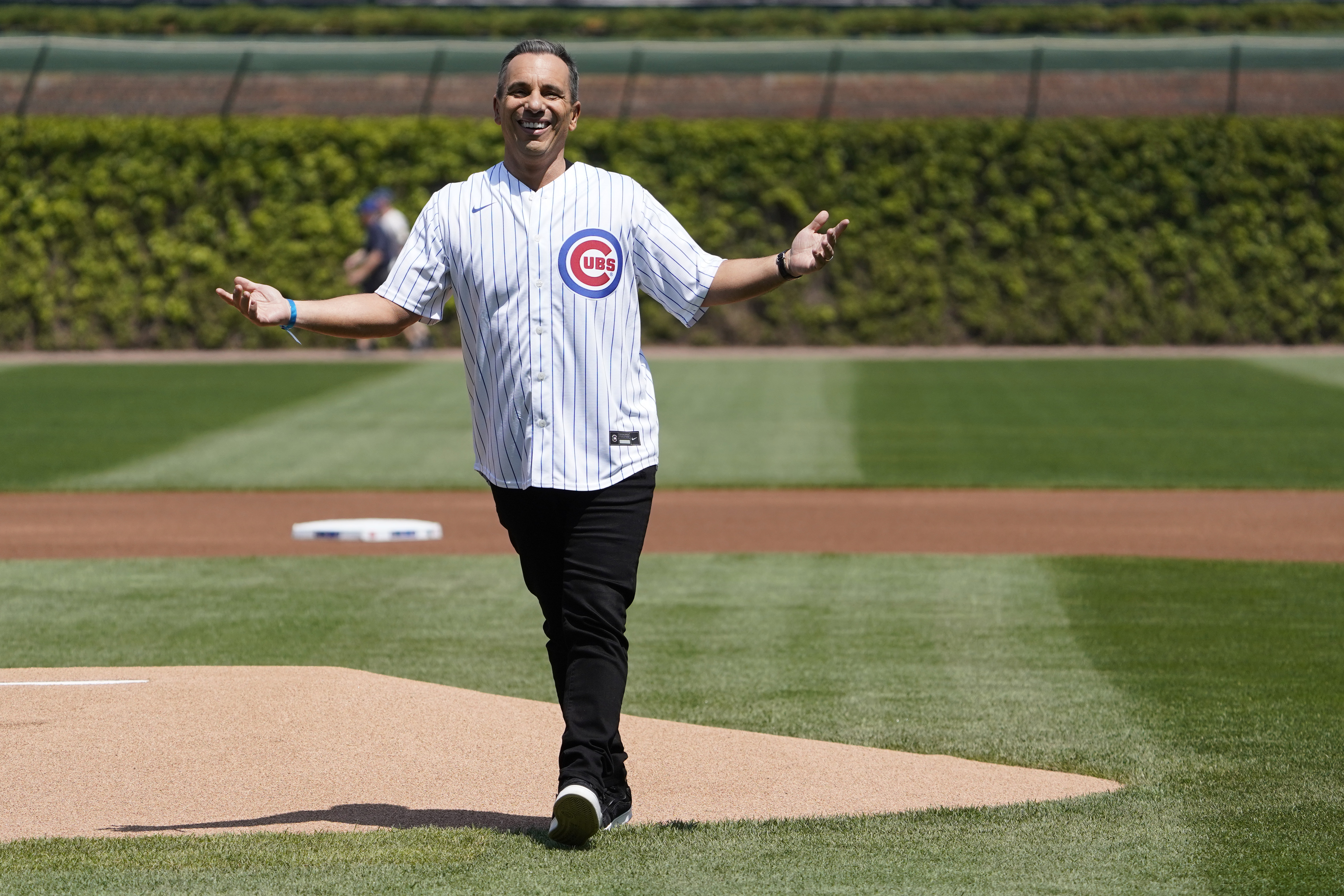 Rookie of the Year' actor returns to Wrigley Field to throw out first pitch