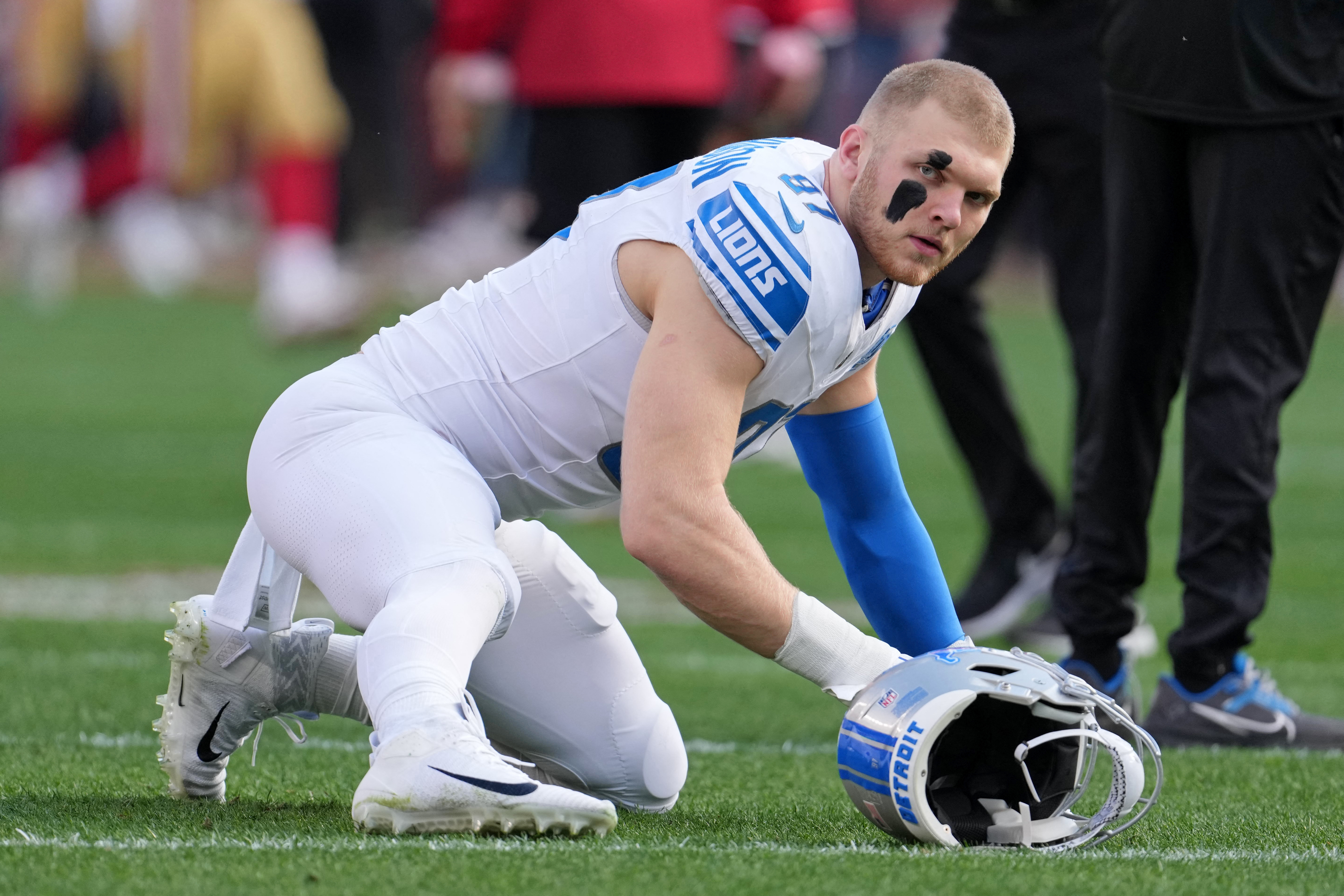 Lions DE Aidan Hutchinson suffers serious leg injury | Reuters