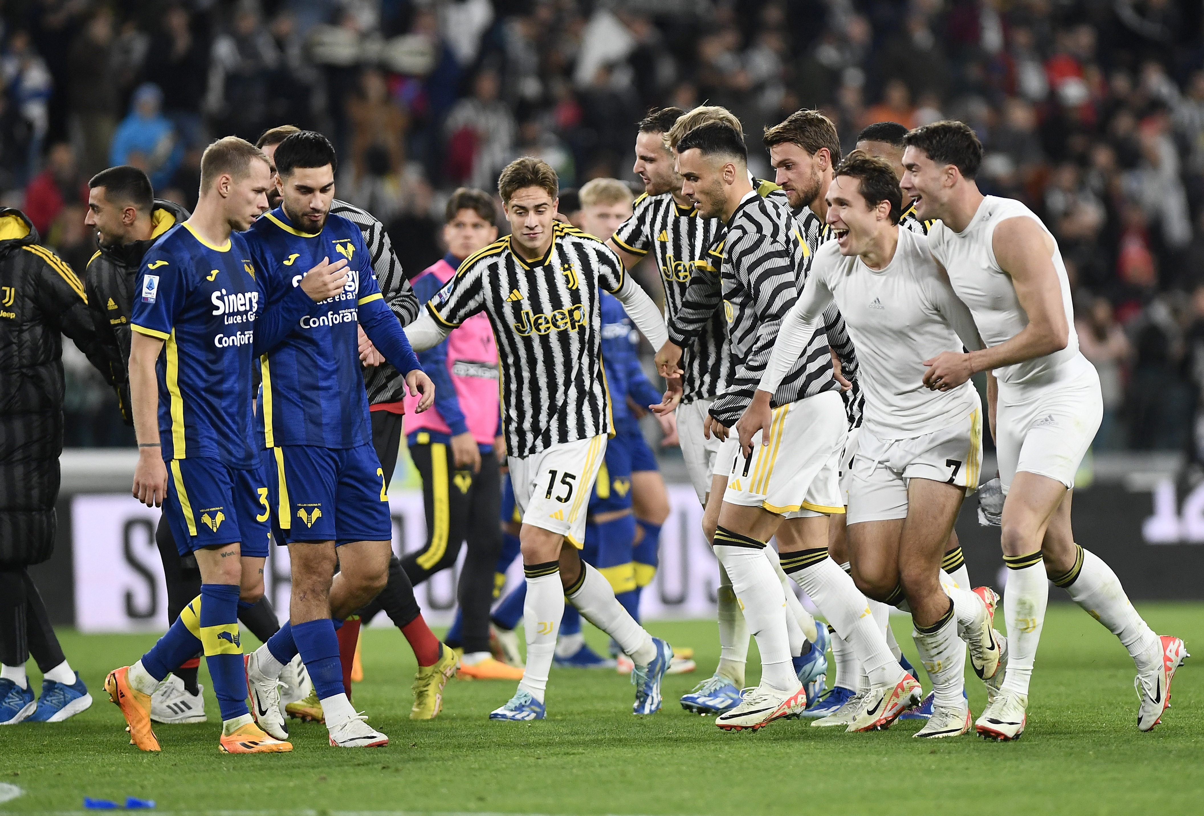 Wasteful Juve grab late win against Verona to top Serie A