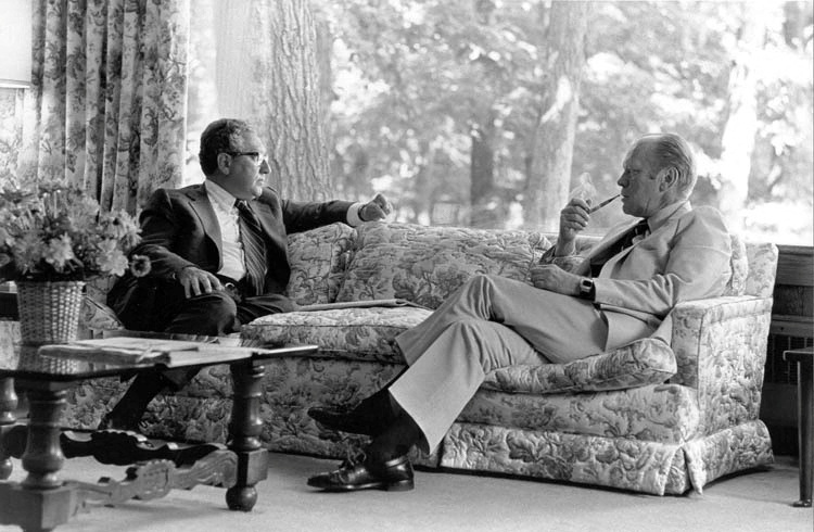 1975年7月5日、米国のキャンプ・デービッドでキッシンジャー長官と会談するジェラルド・フォード米国大統領。ジェラルド・R・フォード図書館/ロイター経由  