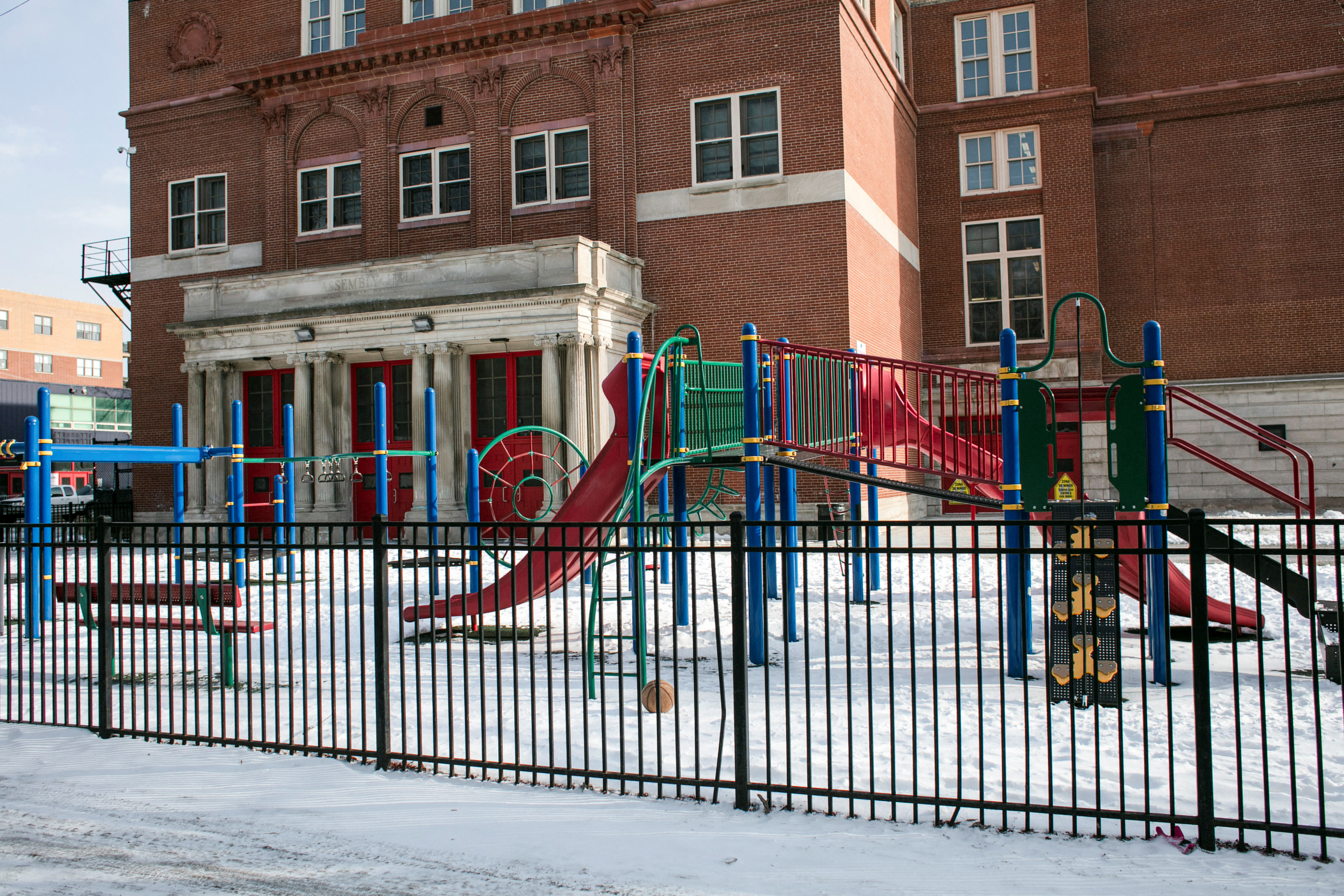 Darwin Elementary after Chicago Public Schools, the nation's third-largest school district, said it would cancel classes since the teachers' union voted in favor of a return to remote learning, in Chicago, Illinois, U.S. January 5, 2022.  REUTERS/Jim Vondruska
