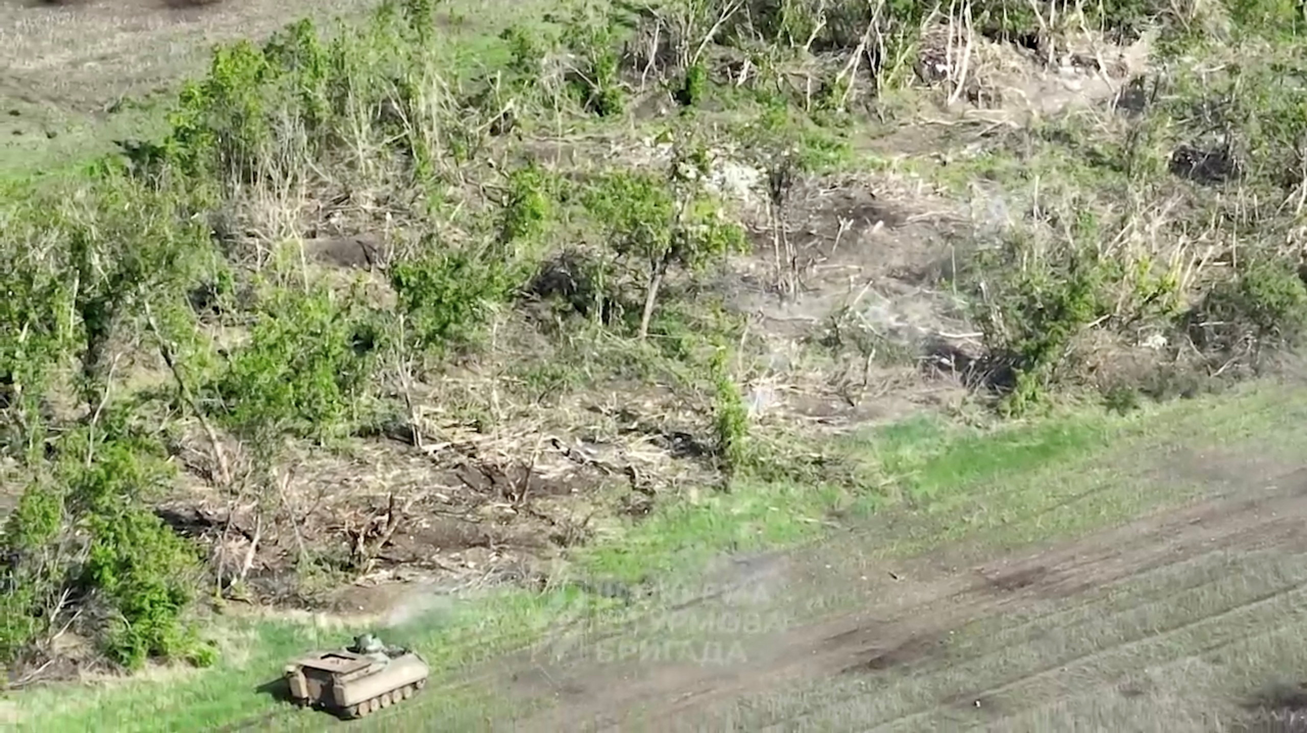 Les forces ukrainiennes détruisent les positions russes en direction de Bakhmut, près de Klischiivka, dans la région de Donetsk