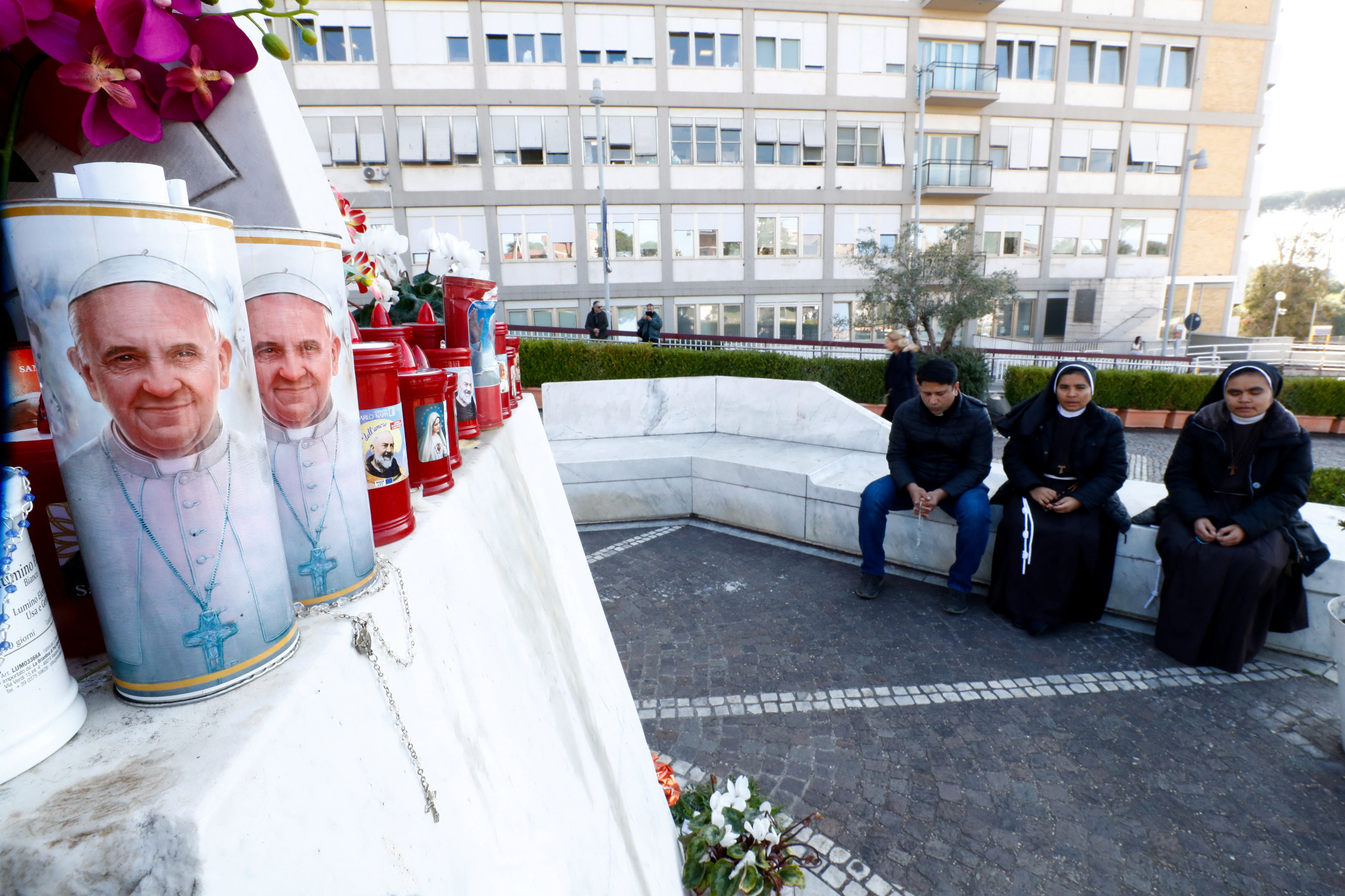 Pope Francis continues treatment at Gemelli Hospital, in Rome