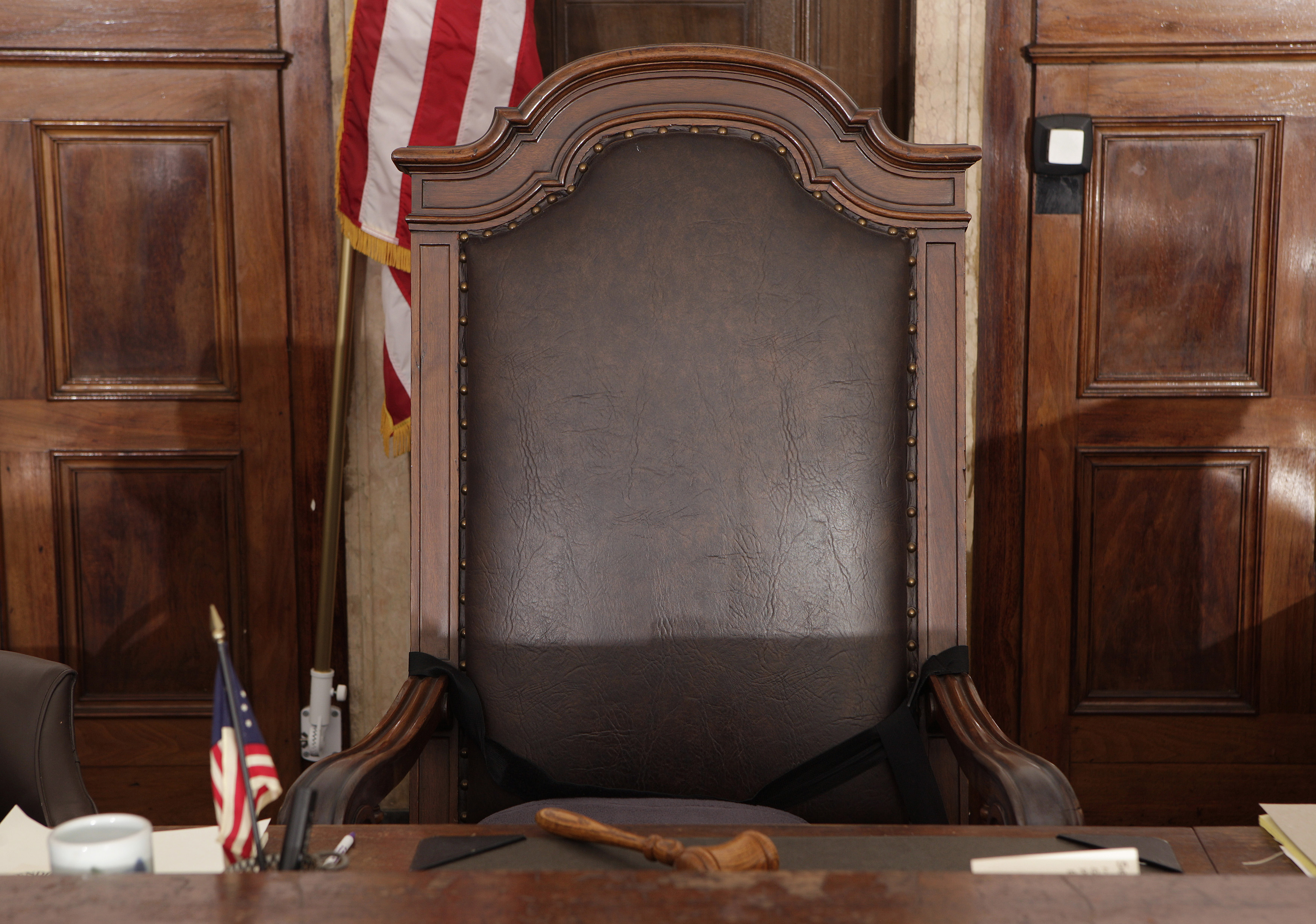 A view of the judge's chair in court room 422 of the New York Supreme Court at 60 Centre Street February 3, 2012.  Picture taken February 3, 2012. REUTERS/Chip East (UNITED STATES- Tags: CRIME LAW) - GM1E82D13FE01
