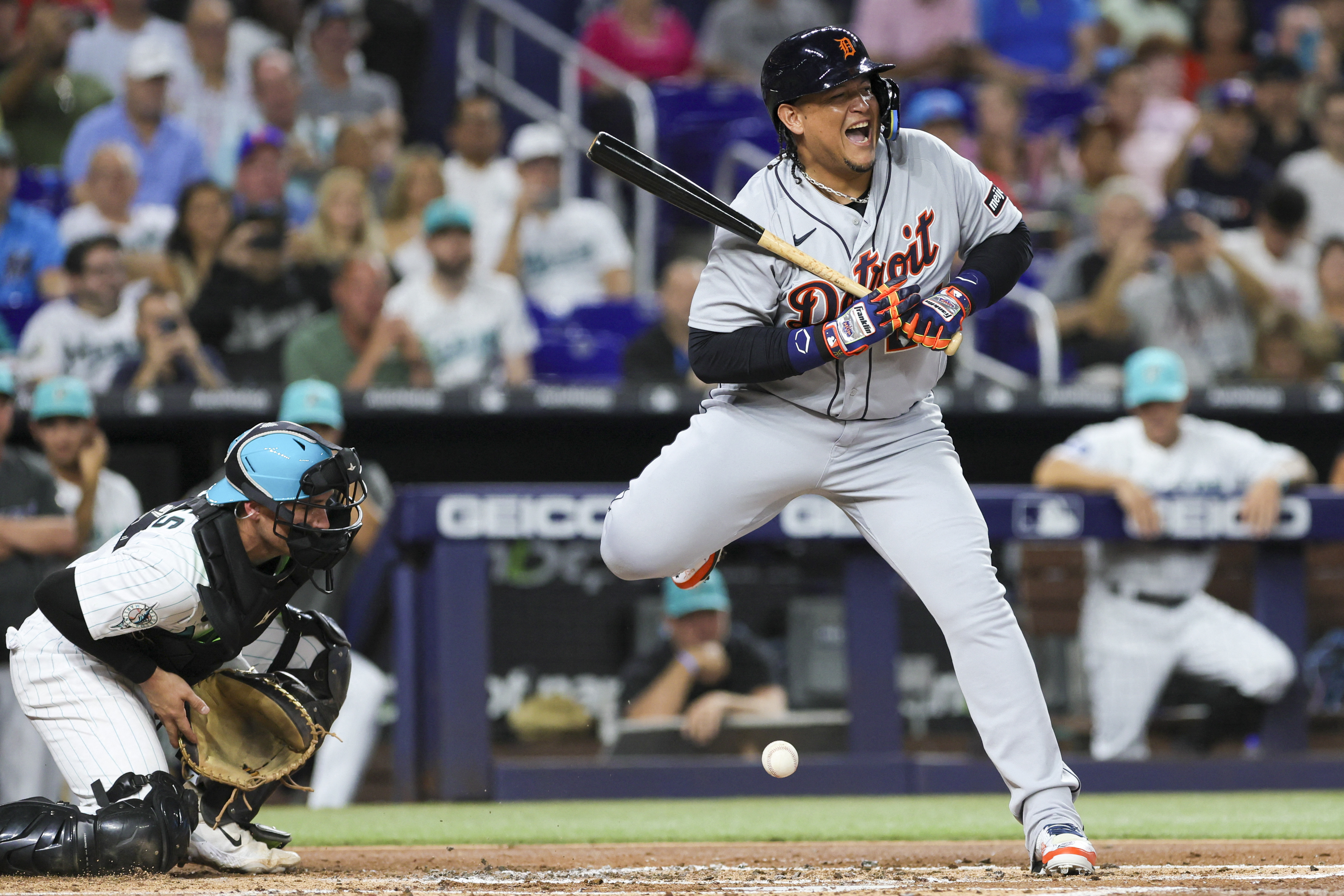 Marlins break late tie, hold off Tigers