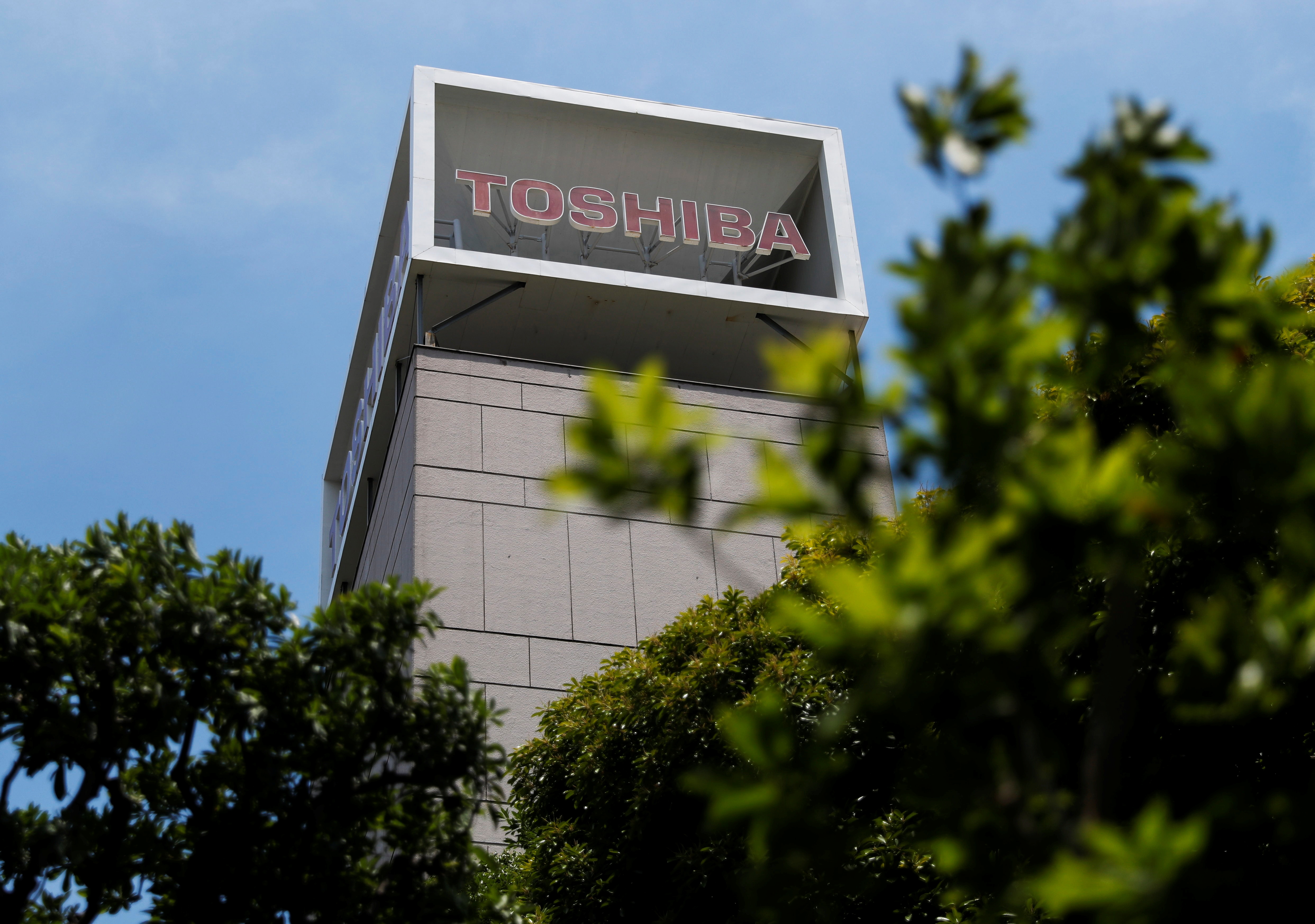 Four directors call for Toshiba shake-up in revolt after explosive